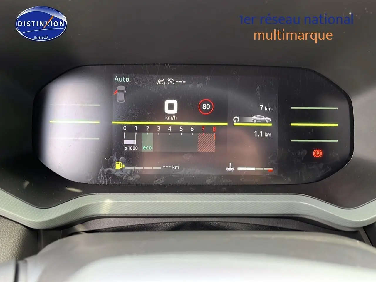 Tableau de bord numérique du Dacia Duster 2025 affichant la vitesse, compte-tours et alertes de conduite.