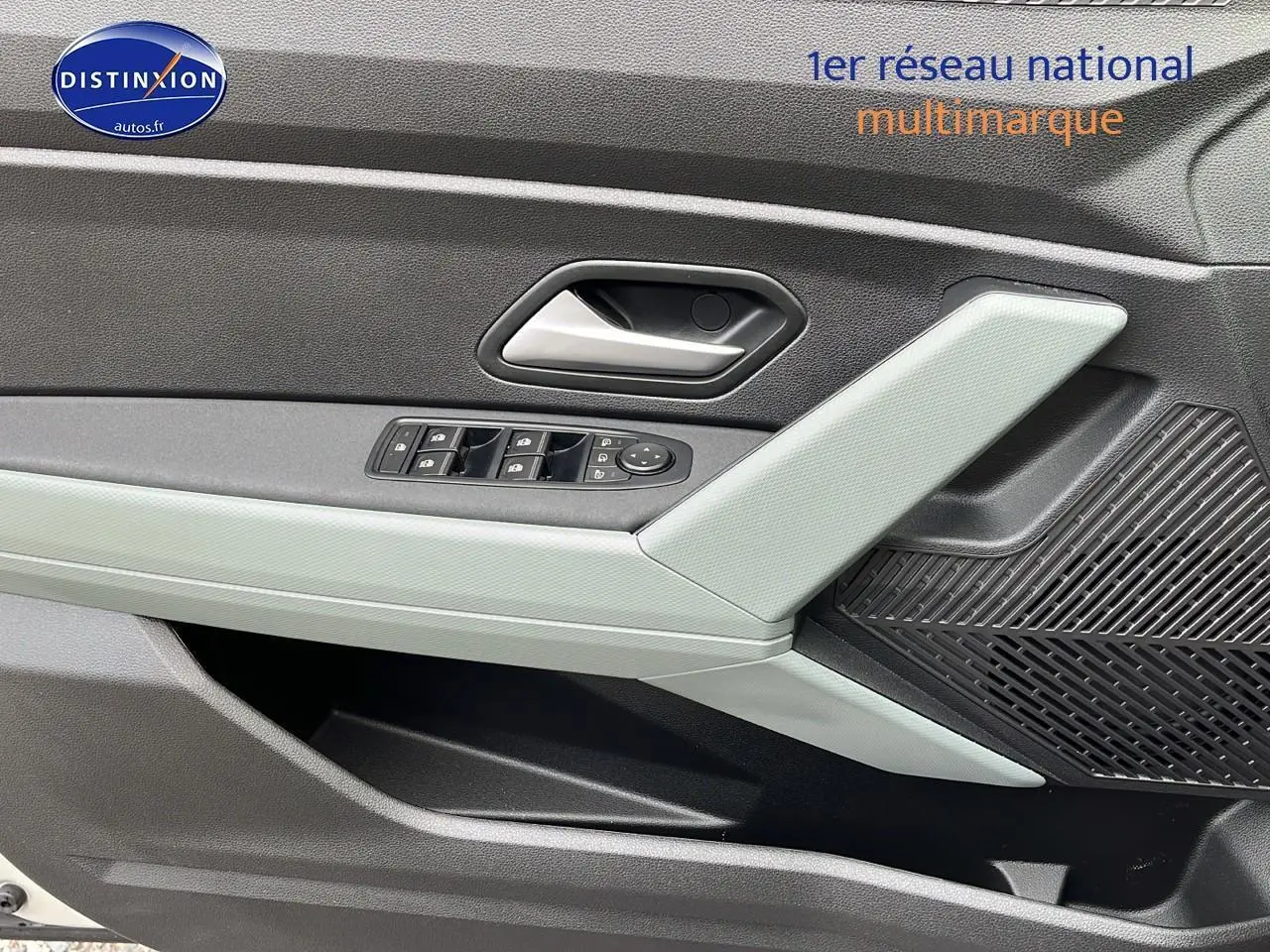 Intérieur de la porte avant gauche du Dacia Duster 2025 Sandstone avec commandes électriques et poignée argentée.