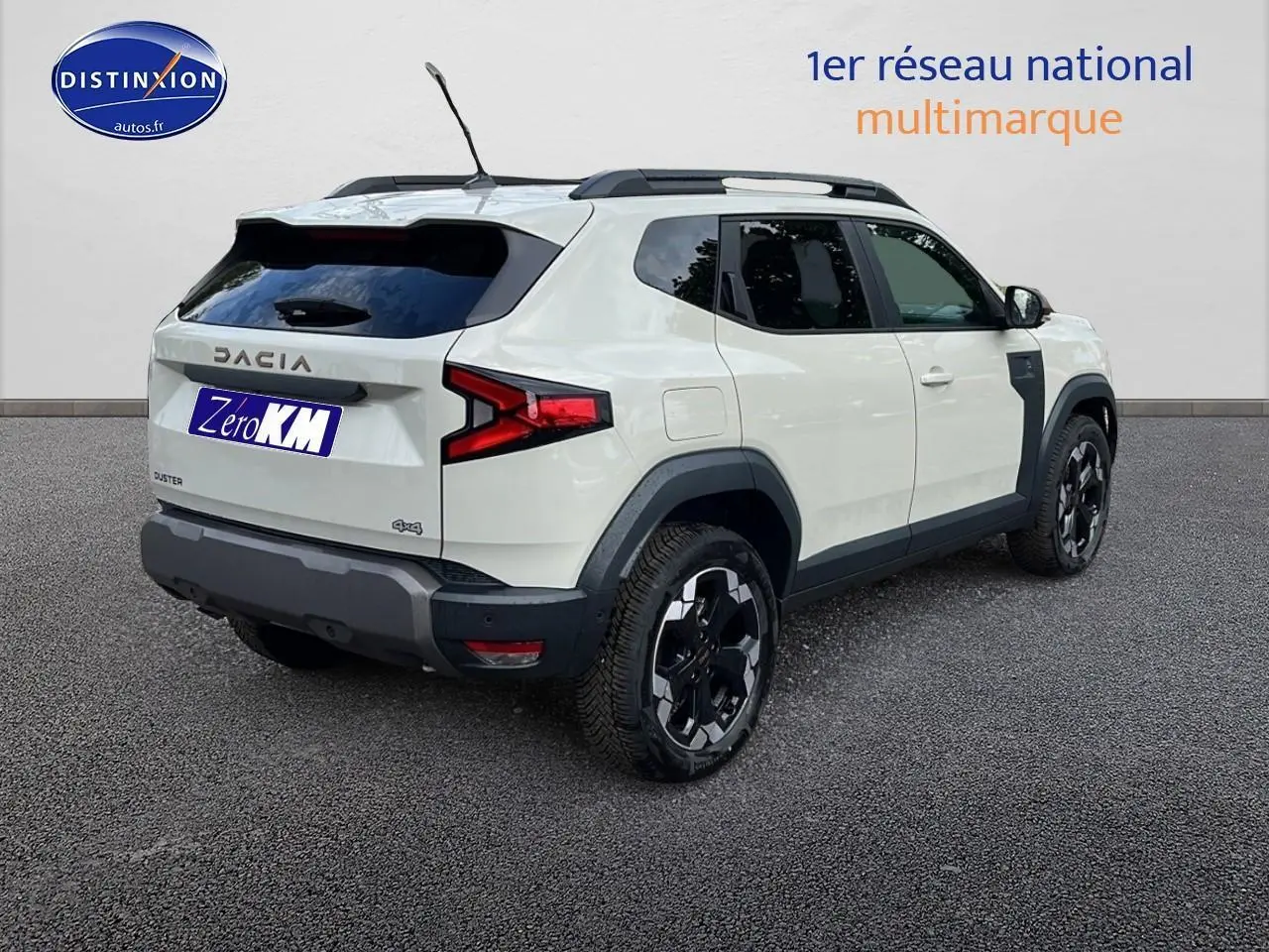 Vue 3/4 arrière droite du Dacia Duster 2025 Sandstone avec barres de toit et jantes noires semi-diamantées.