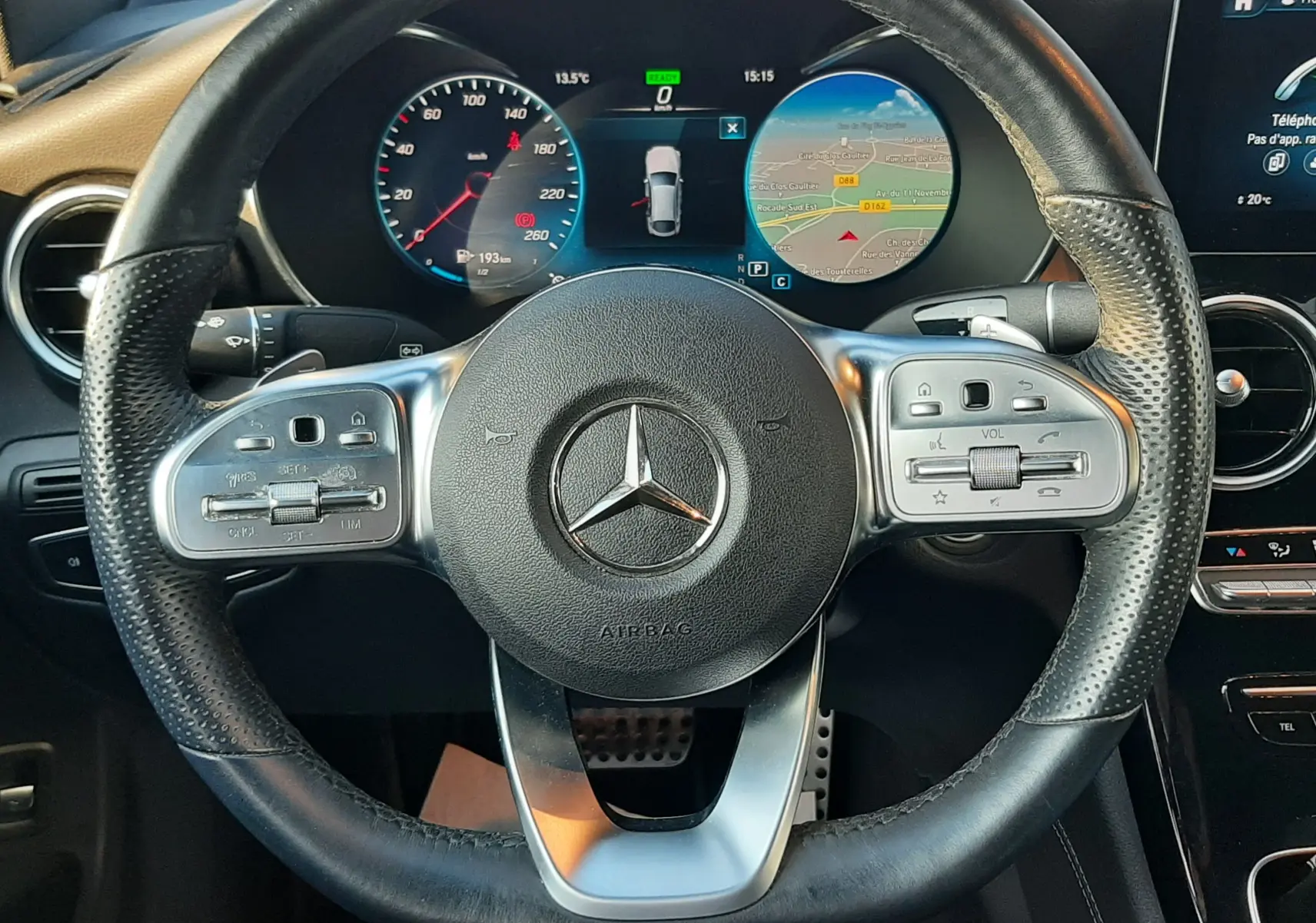 Volant en cuir perforé noir de Mercedes GLC Coupé 300 4MATIC AMG Line 2019 avec tableau de bord numérique et affichage GPS.