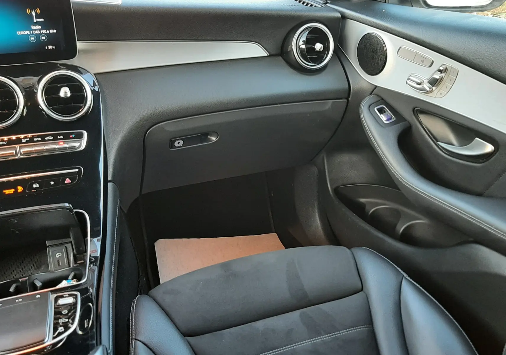 Intérieur noir côté passager du Mercedes GLC Coupé 300 4MATIC AMG Line 2019 avec console centrale brillante.