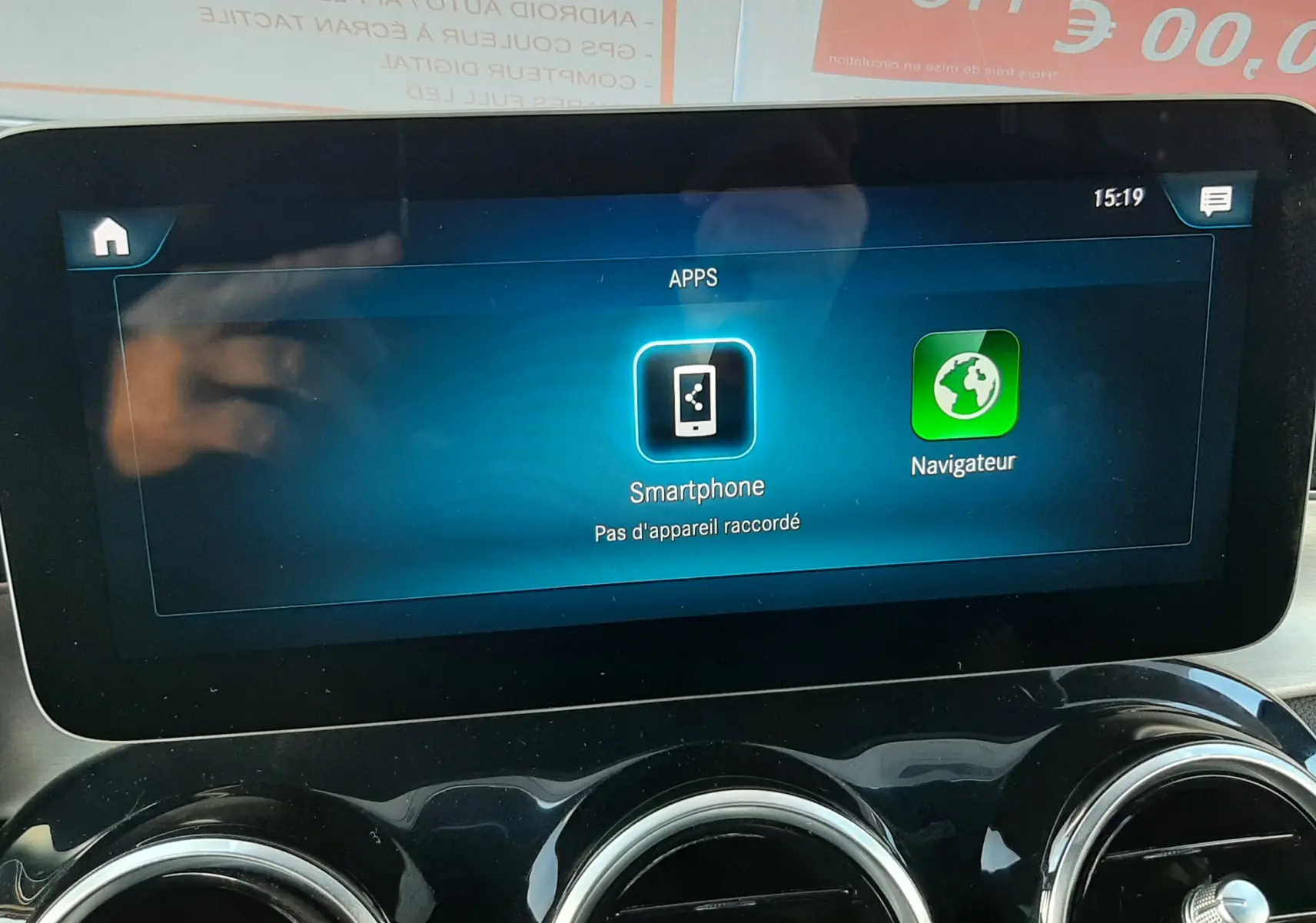 Écran tactile central affichant les applications smartphone et navigation, avec trois aérateurs ronds en dessous, intérieur Mercedes GLC.