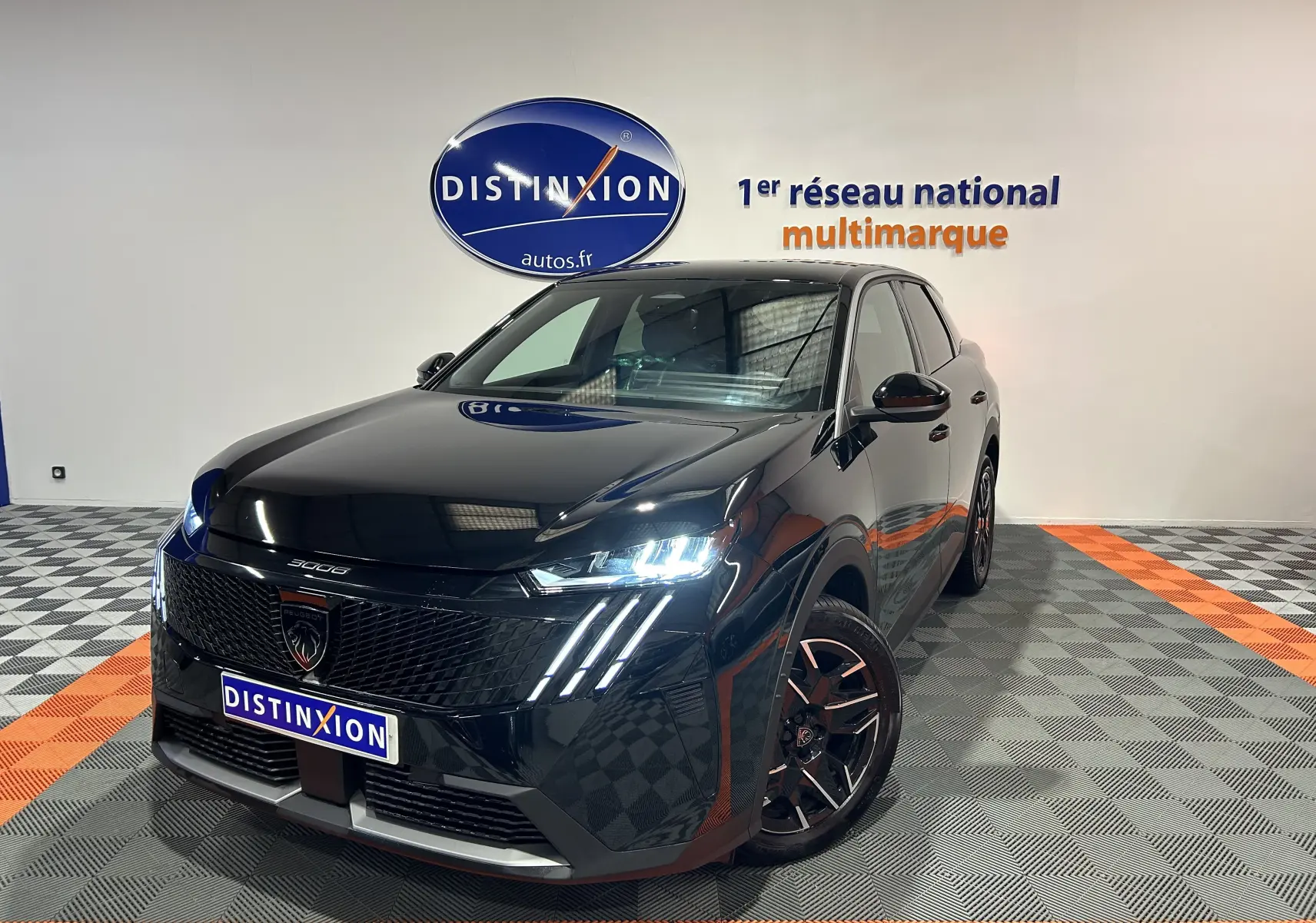 Peugeot 3008 III Hybrid noir en 3/4 avant droit, avec phares LED allumés et jantes noires stylisées.