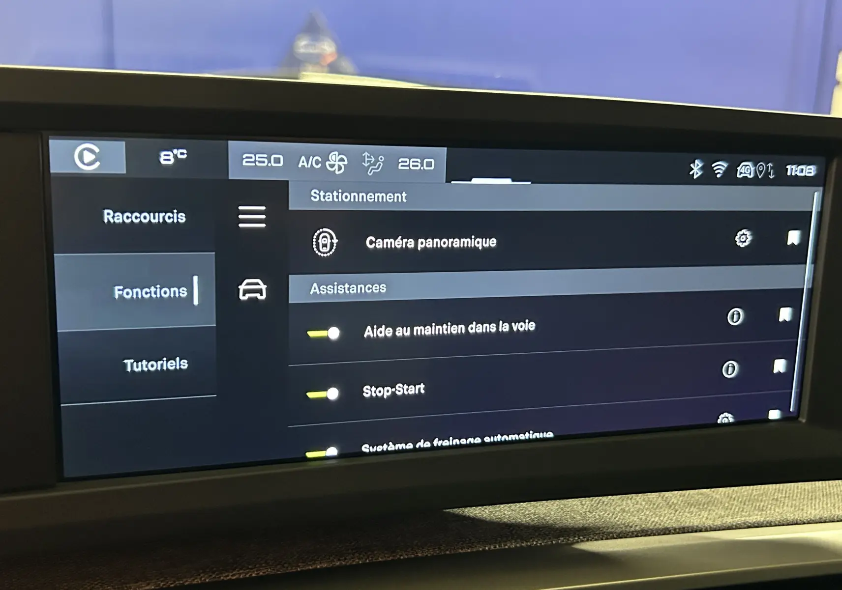 Écran tactile intérieur du Peugeot 3008 III Hybrid 145, affichant les options d’assistance à la conduite.