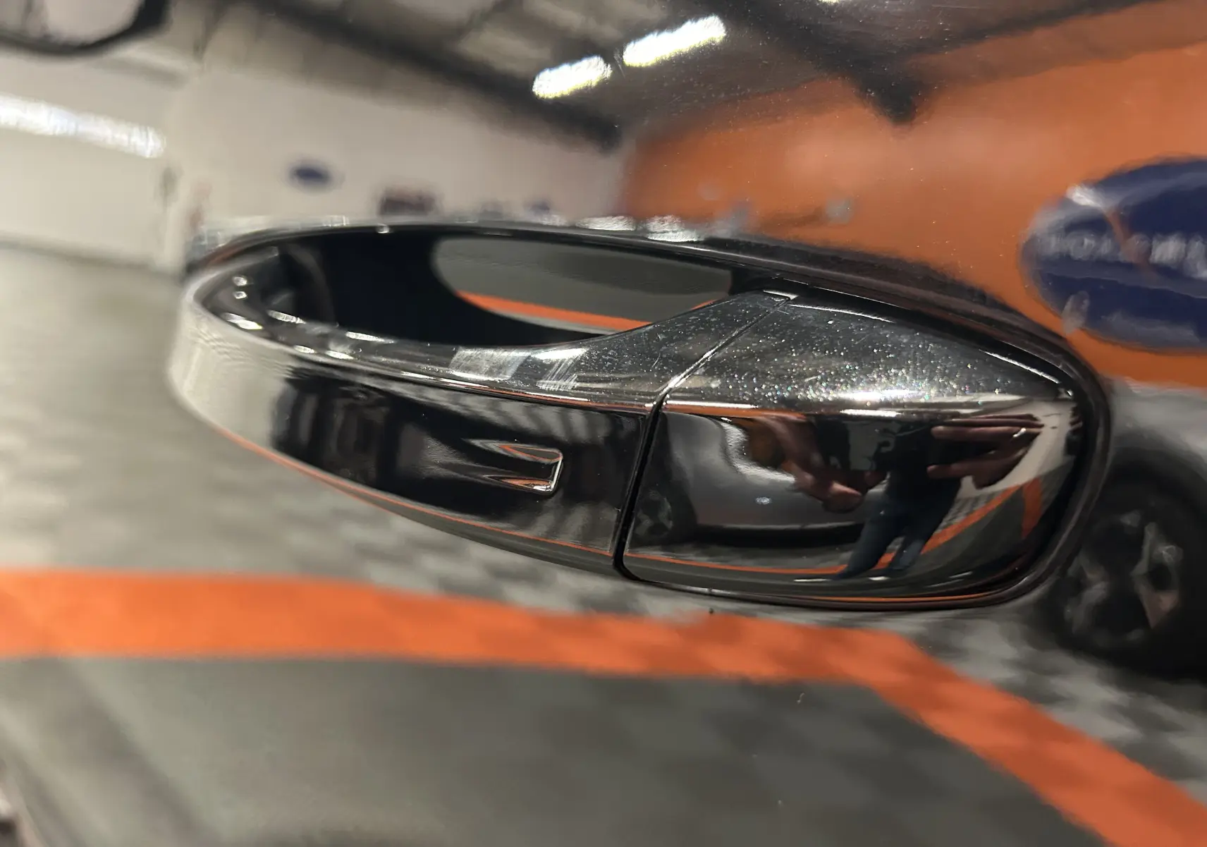 Poignée de porte noire brillante du Peugeot 3008 III Hybrid 145 vue en gros plan sur le côté droit.