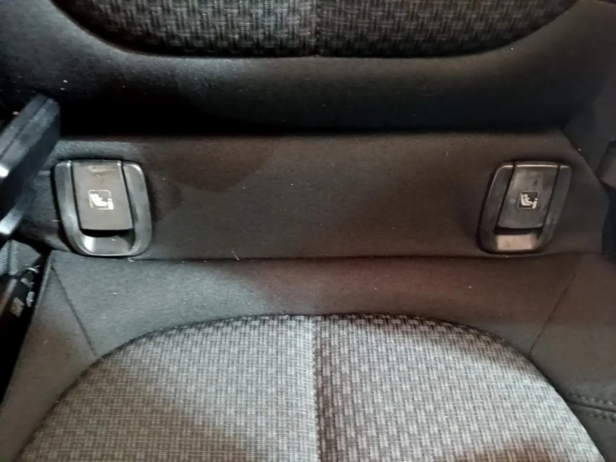 Détail des commandes Isofix sur la banquette arrière du BMW X1 noir sDrive20i Business Design 2020.