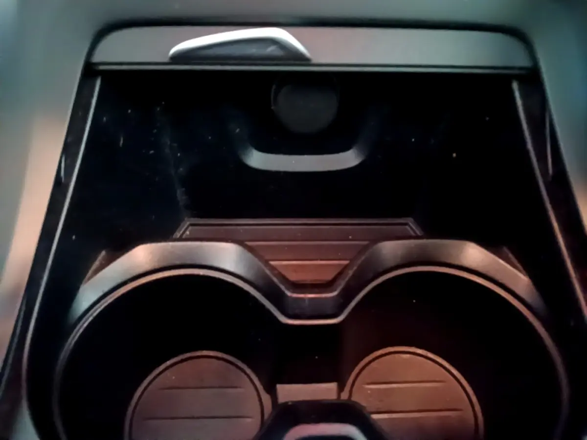 Gros plan sur les porte-gobelets centraux noirs du BMW X1 sDrive20i Business Design 2020.