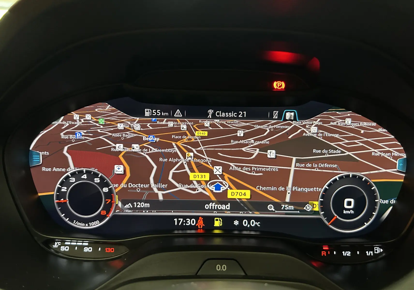Affichage du virtual cockpit de l’Audi Q2 gris 2023, avec navigation GPS en vue carte détaillée.
