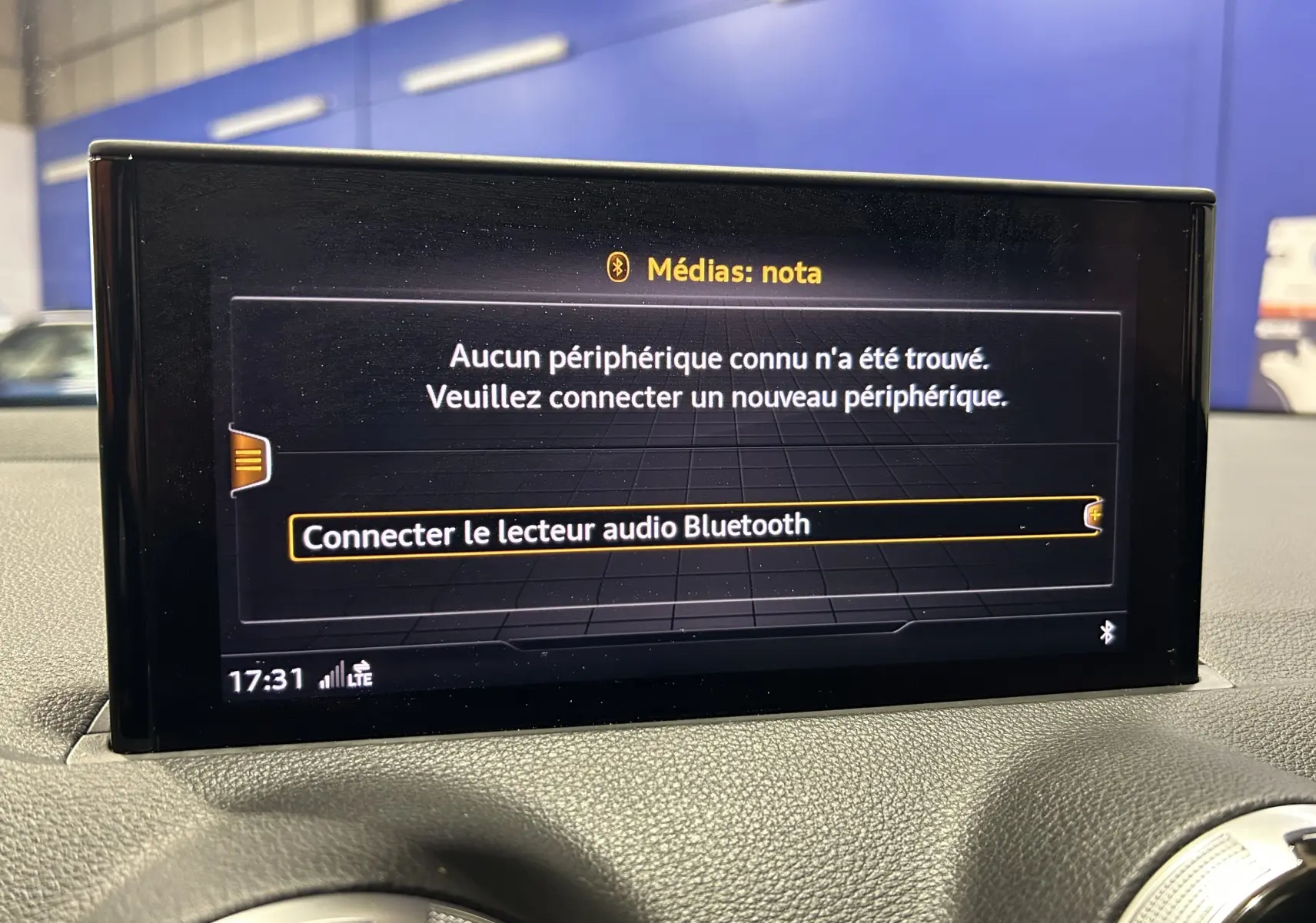 Écran central de l'Audi Q2 TFSI 110 gris 2023 affichant la connexion Bluetooth en attente, vue intérieure frontale.
