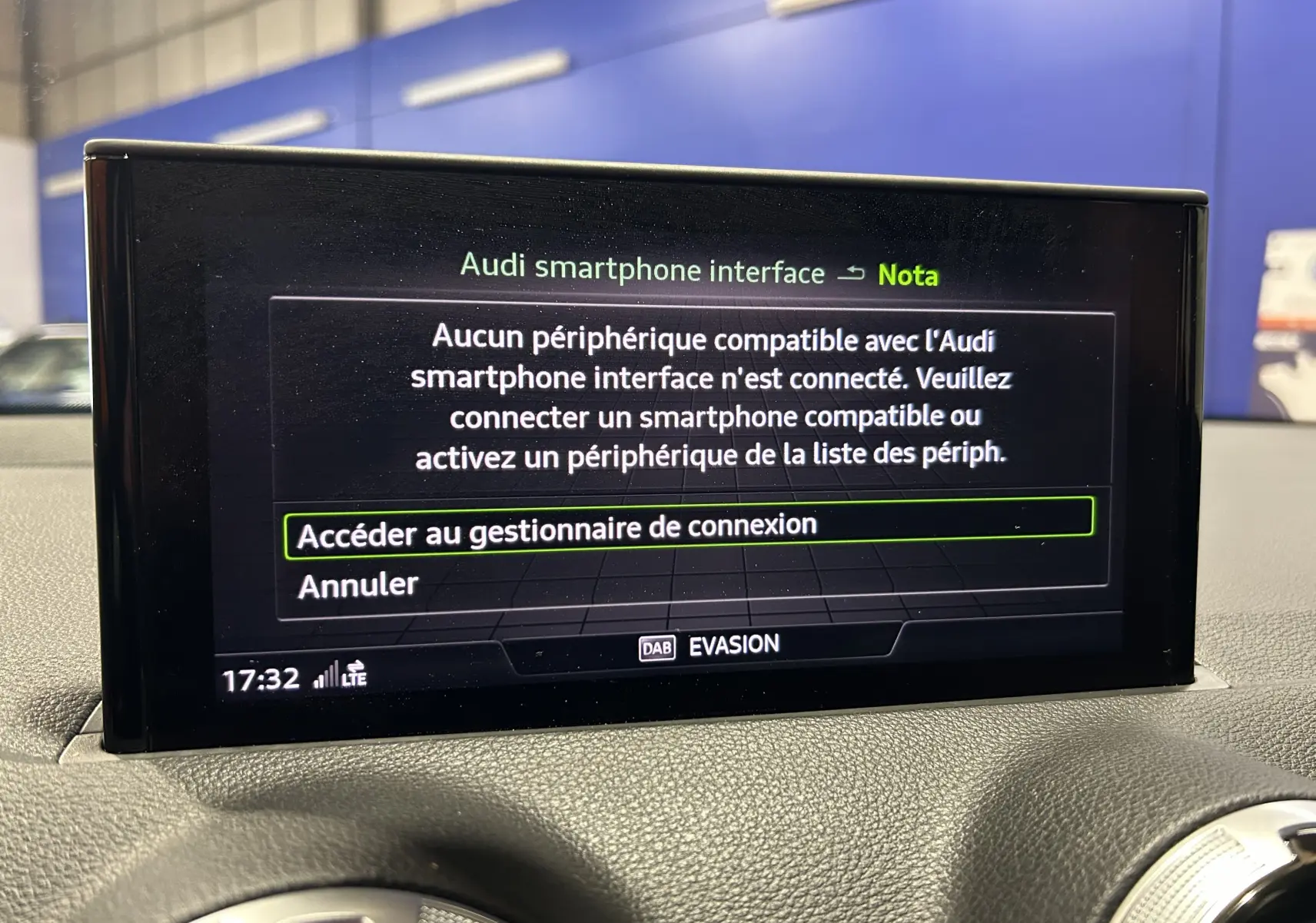 Écran central de l'Audi Q2 TFSI 110 gris 2023 affichant le menu de connexion smartphone dans un intérieur moderne.