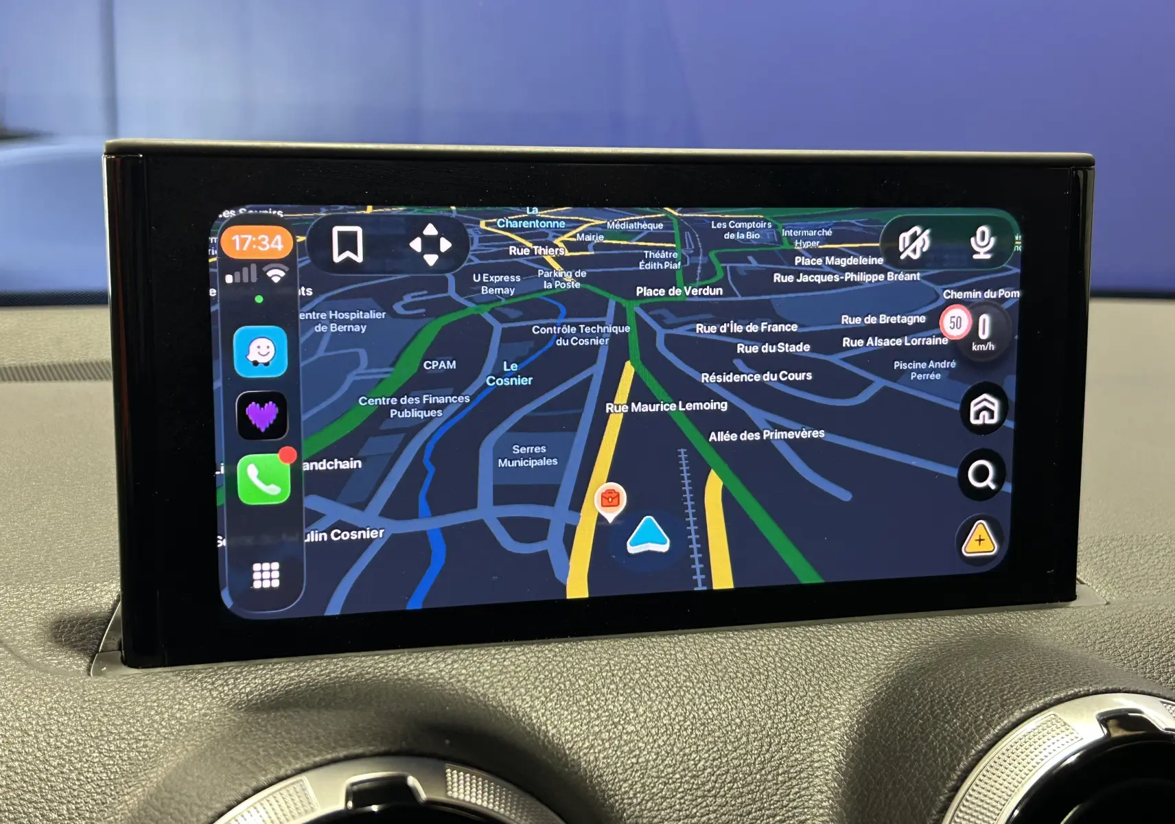 Écran central du GPS tactile de l'Audi Q2 2023, affichant une carte détaillée avec interface connectée.