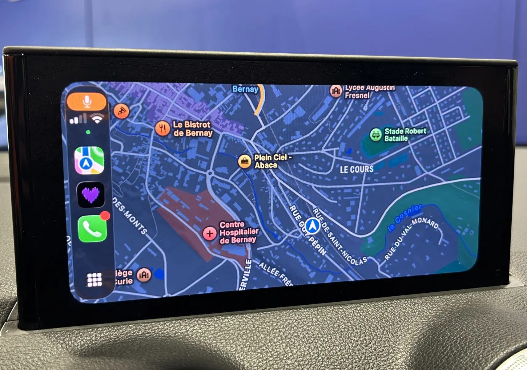 Écran GPS couleur intégré au tableau de bord de l'Audi Q2 TFSI 110 gris, affichant une carte détaillée.
