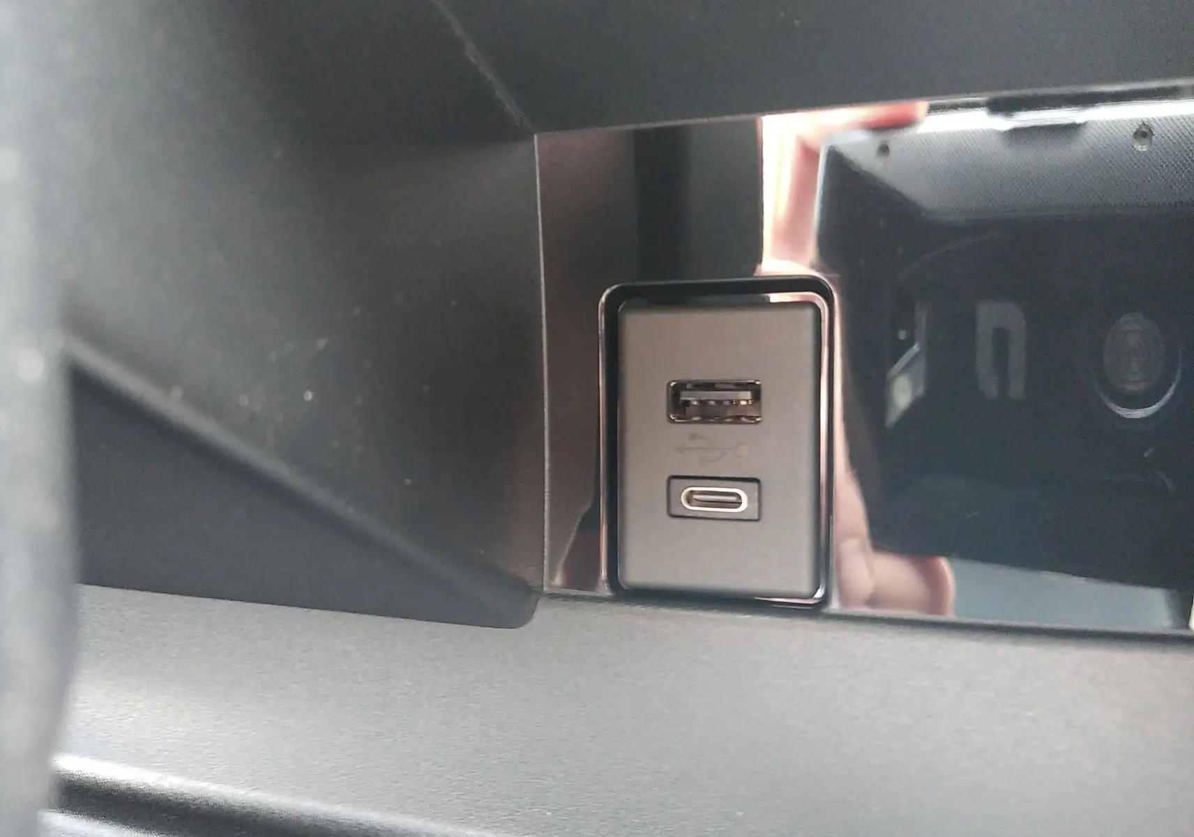 Gros plan sur les ports USB-A et USB-C intégrés dans l'habitacle du Ligier Myli REVO D+ MAX gris graphite 2026.