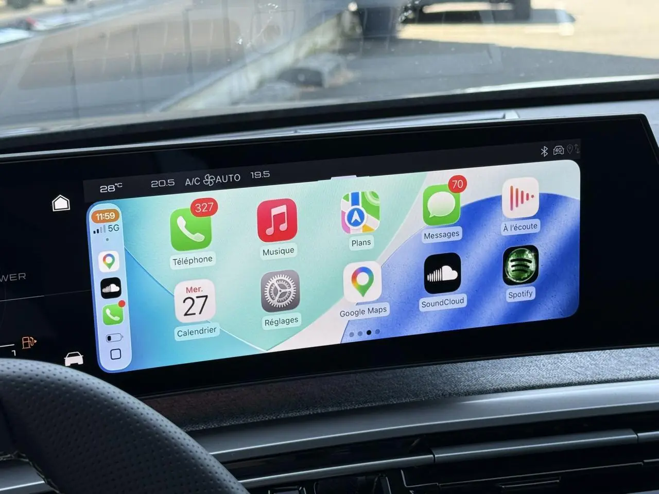 Écran tactile panoramique du Peugeot 5008 Hybrid 2026 affichant plusieurs applications connectées.