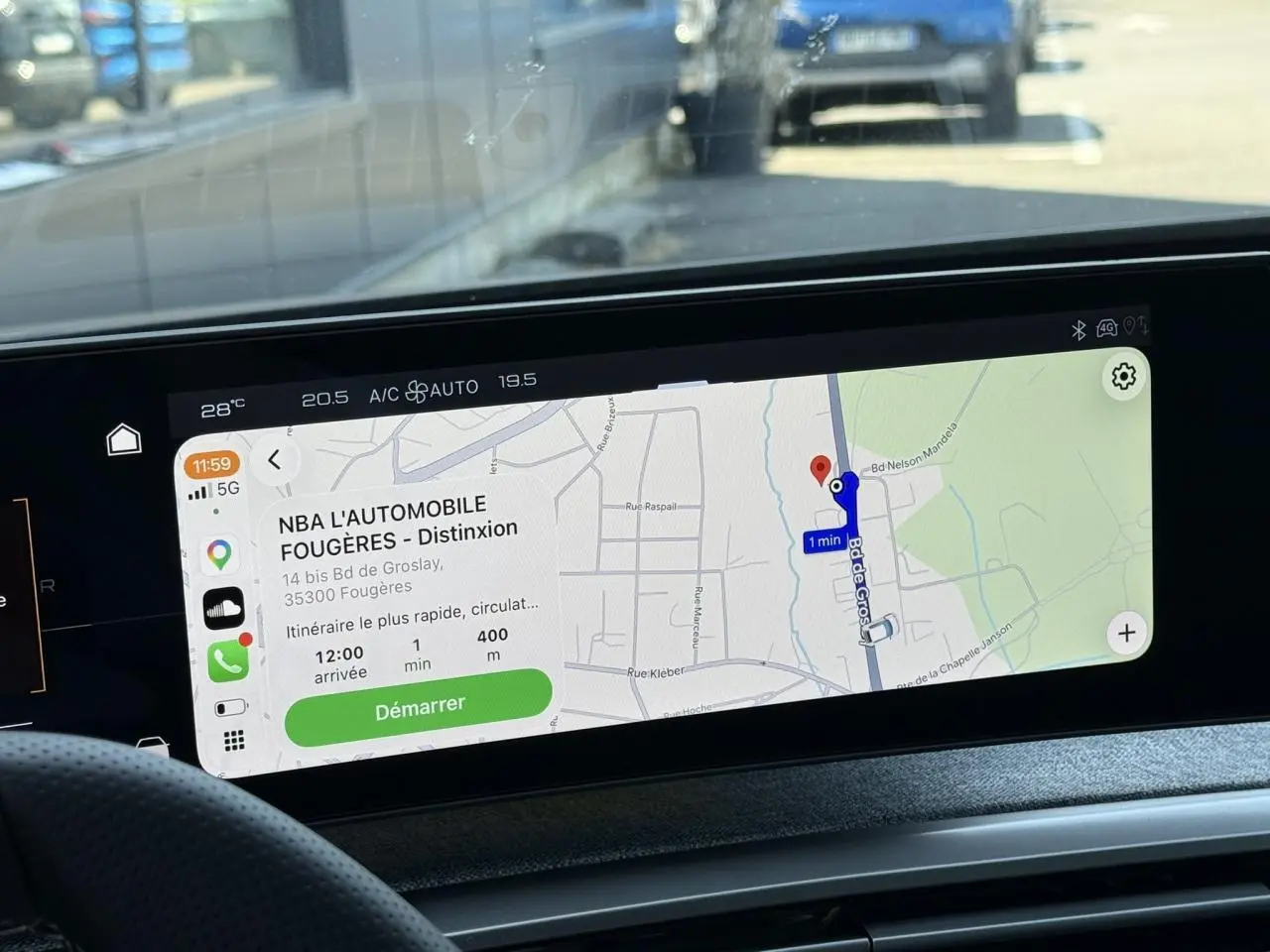 Vue intérieure du tableau de bord du Peugeot 5008 Hybrid 145 e-DSC6 GT, écran tactile affichant la navigation GPS.