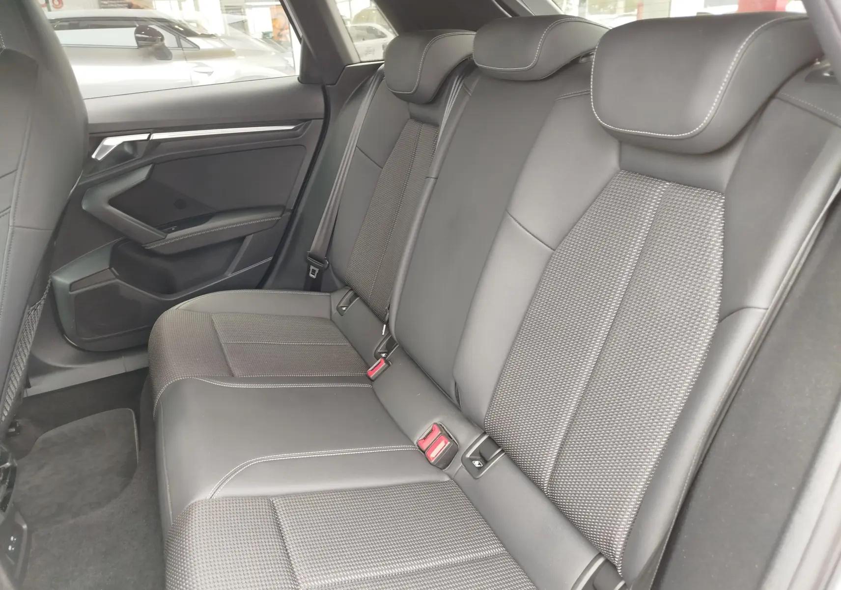 Vue intérieure côté droit des sièges arrière en cuir noir avec surpiqûres blanches de l'Audi A3 Sportback 30 TFSI S line 2022.