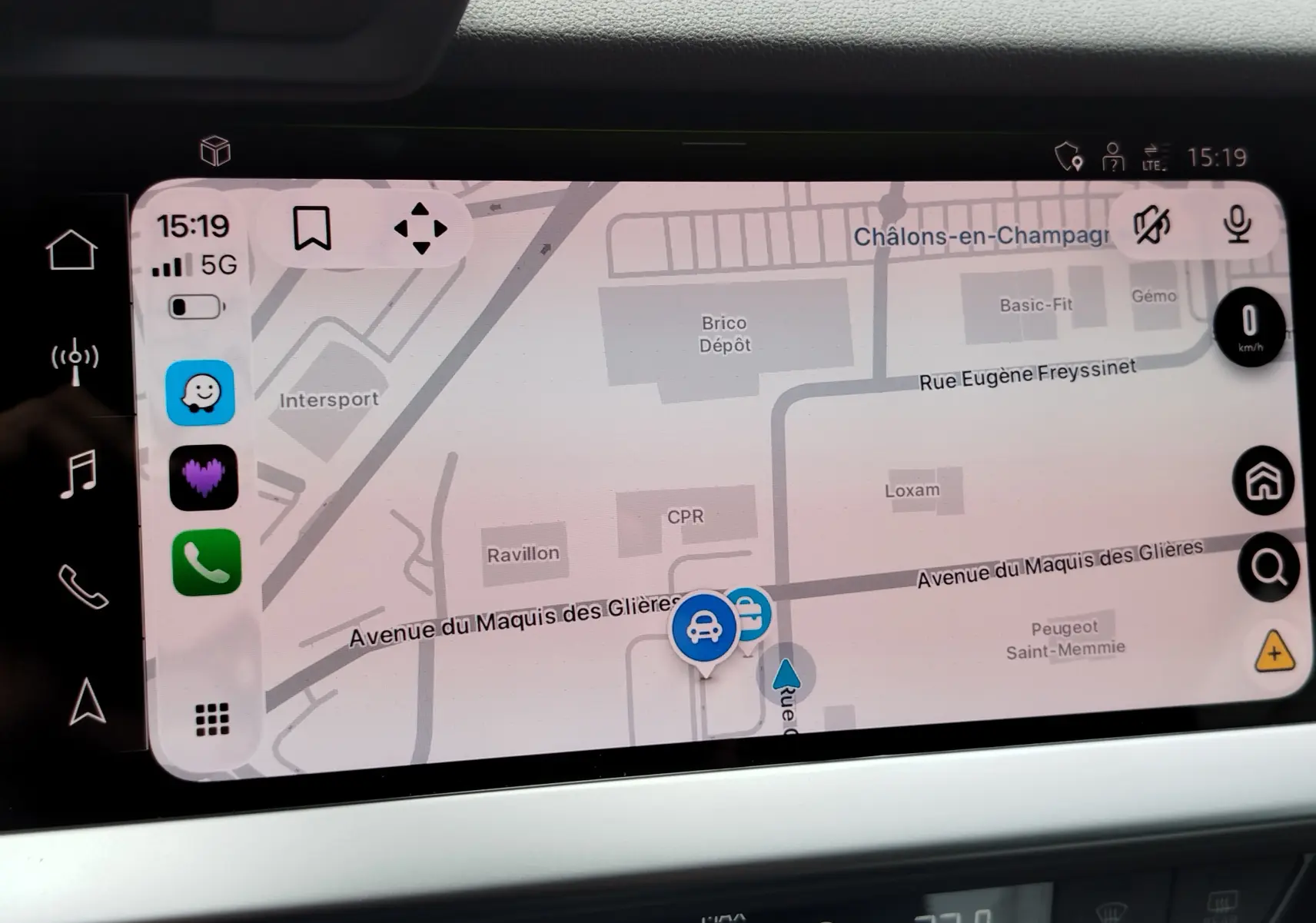 Écran tactile du système de navigation de l'Audi A3 Sportback 30 TFSI blanc, affichant une carte détaillée en mode jour.
