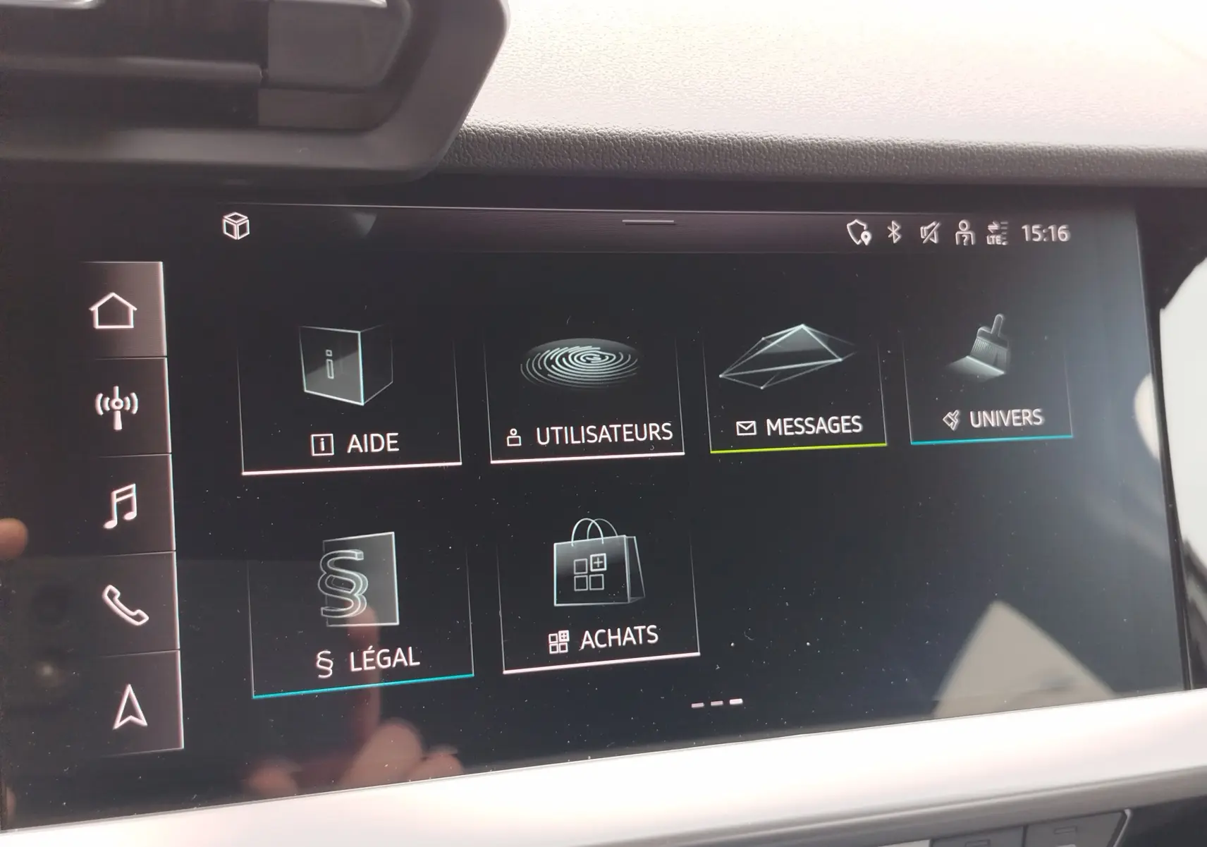 Écran tactile central de l'Audi A3 Sportback 2022 affichant le menu principal avec icônes d'aide, messages et utilisateurs.