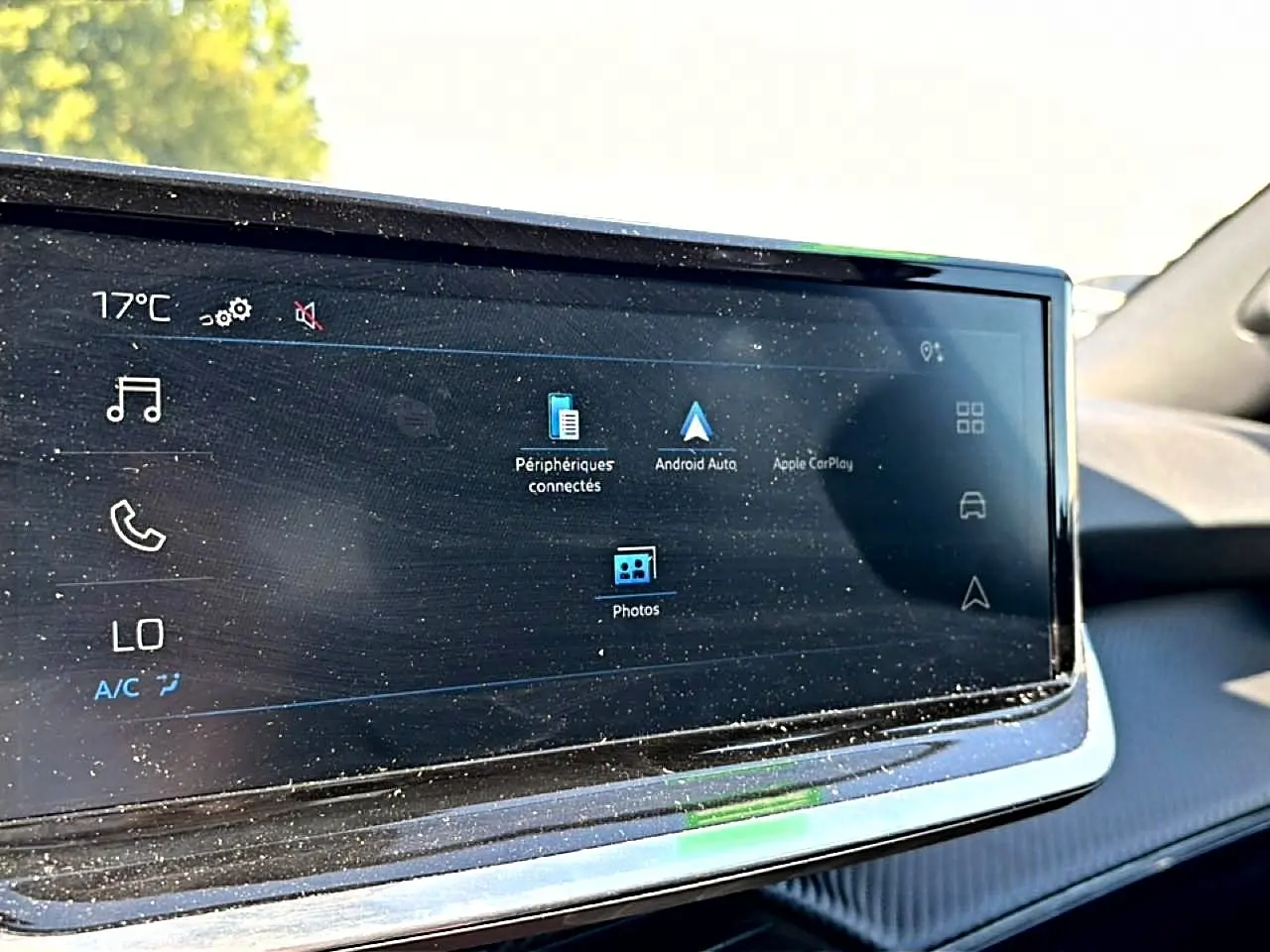 Écran tactile multifonction intérieur du Peugeot 2008 gris, affichant connectivité Android Auto et Apple CarPlay.