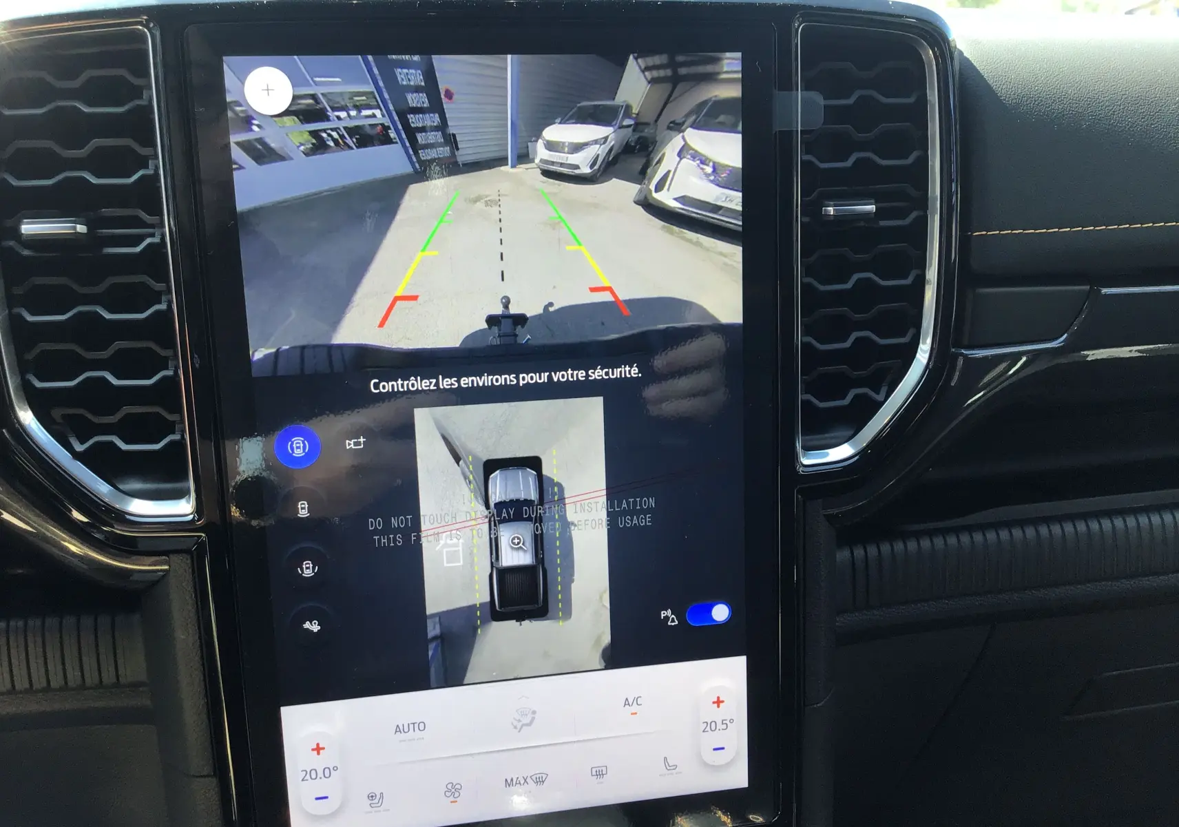 Écran central du Ford Ranger Wildtrak 2025 montrant la caméra de recul et la vue 360° intérieure en plan vertical.