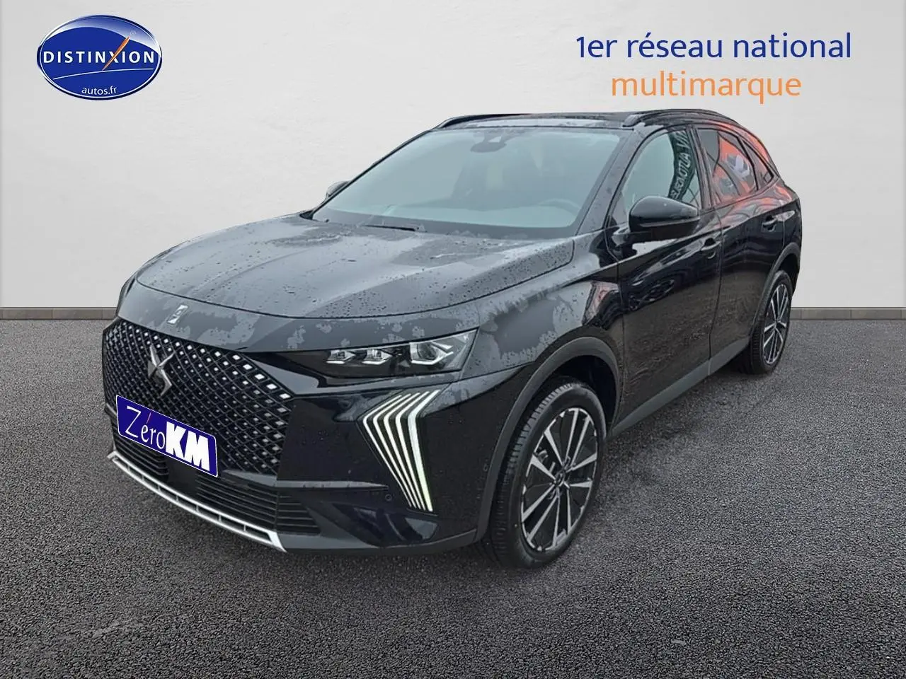 DS7 1.5 BlueHDi 130 Pallas noir en 3/4 avant droit avec signature lumineuse LED distinctive et jantes alliage.