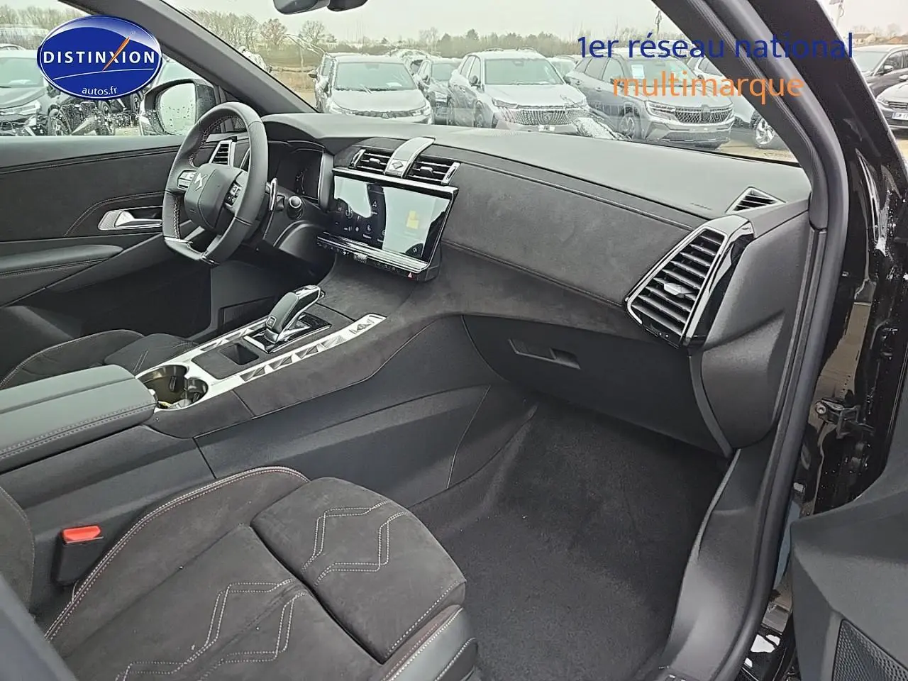Intérieur noir du DS7 1.5 BlueHDi 130 Pallas 2025, vue côté passager avec tableau de bord et console centrale élégante.