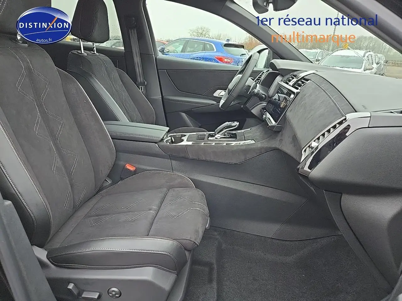 Intérieur avant noir du DS7 1.5 BlueHDi 130 Pallas 2025 avec sièges en alcantara et console centrale élégante.