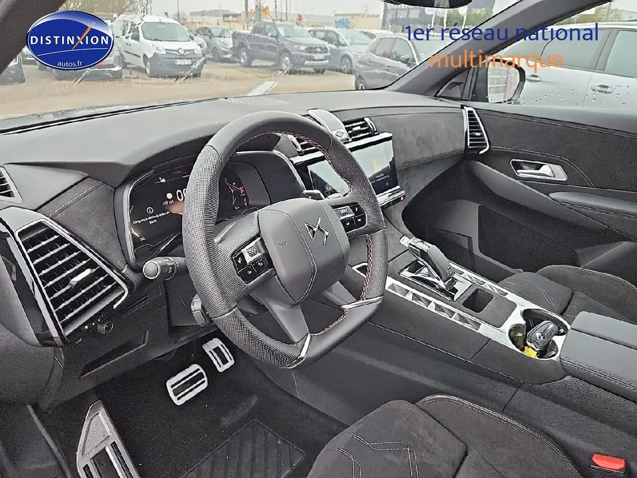 Intérieur noir du DS7 1.5 BlueHDi 130 Pallas 2025, vue côté conducteur sur le volant et la console centrale moderne.