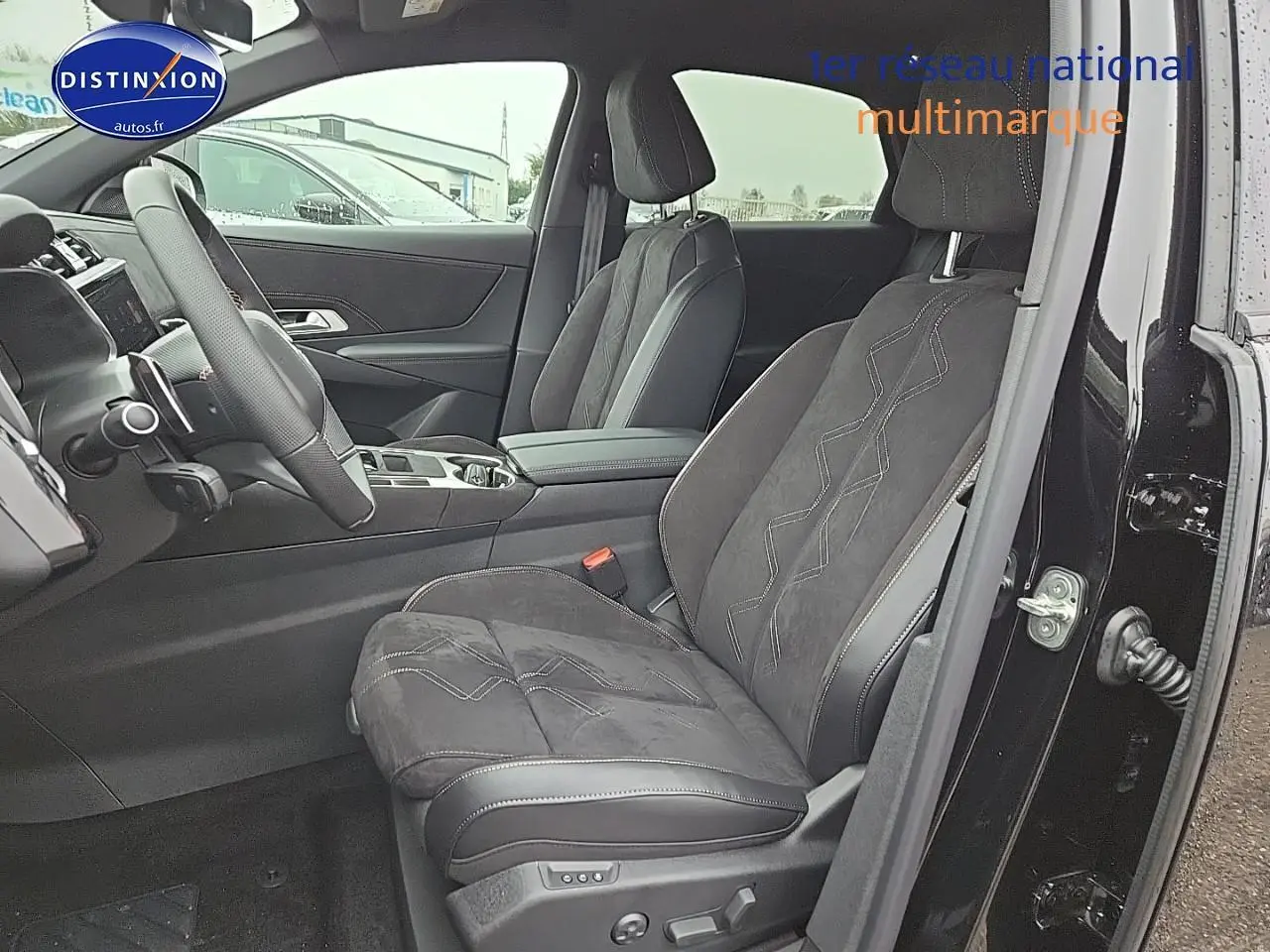 Intérieur noir du DS7 1.5 BlueHDi 130 Pallas 2025, vue côté conducteur avec sièges en cuir et alcantara, volant cuir.