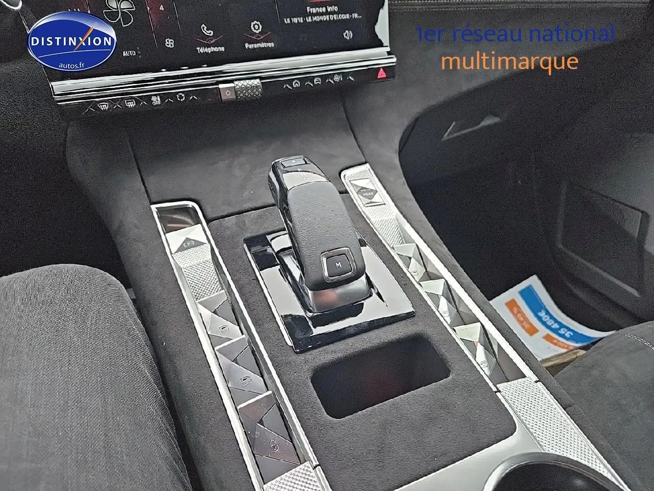 Le levier de vitesses et la console centrale noire du DS7 1.5 BlueHDi Pallas vus de près côté passager.