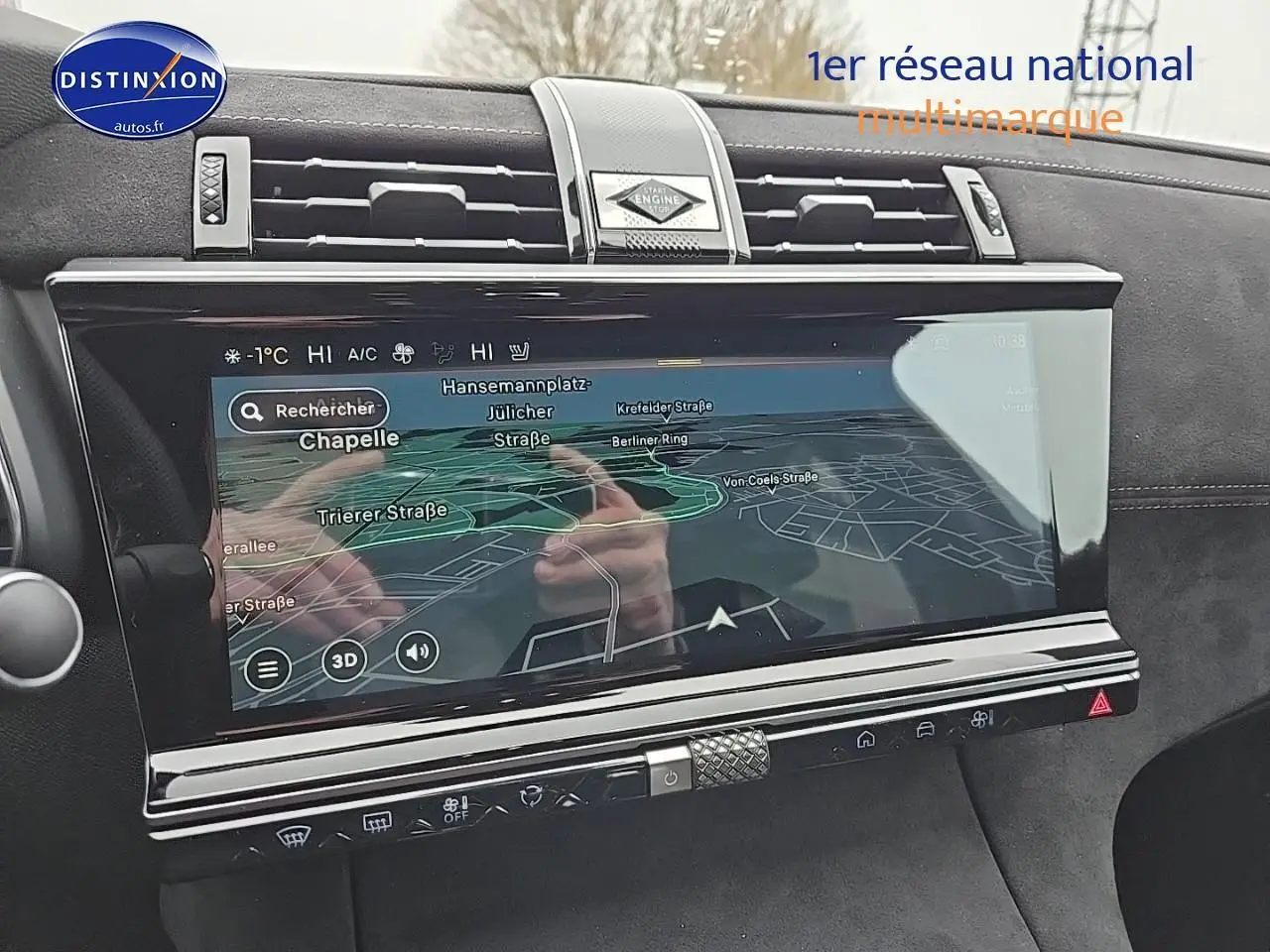 Écran tactile central avec navigation GPS dans l'habitacle noir du DS7 1.5 BlueHDi 130 Pallas 2025.