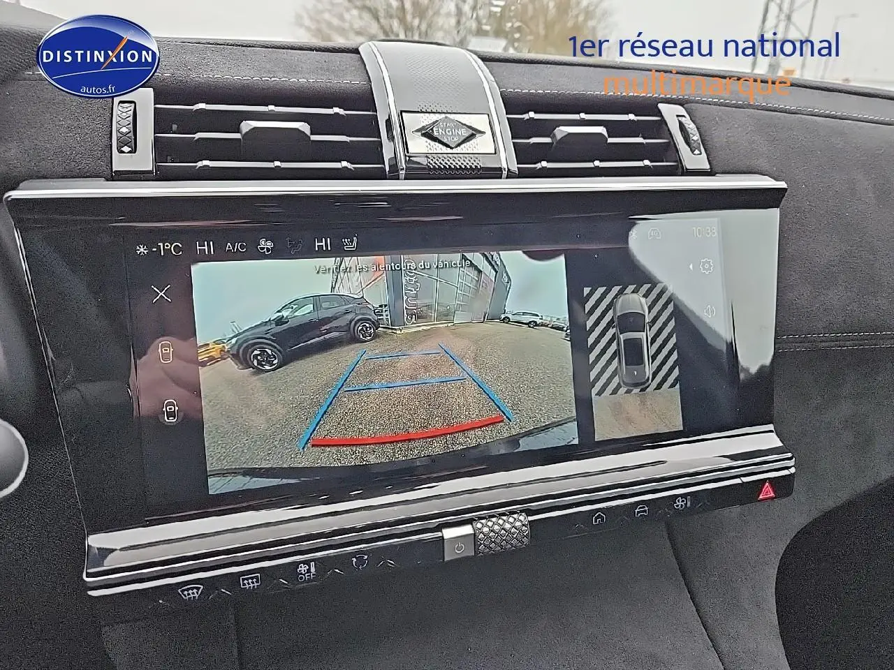 Vue de l'écran tactile intérieur montrant la caméra de recul du DS7 noir 2025 avec aides au stationnement visibles
