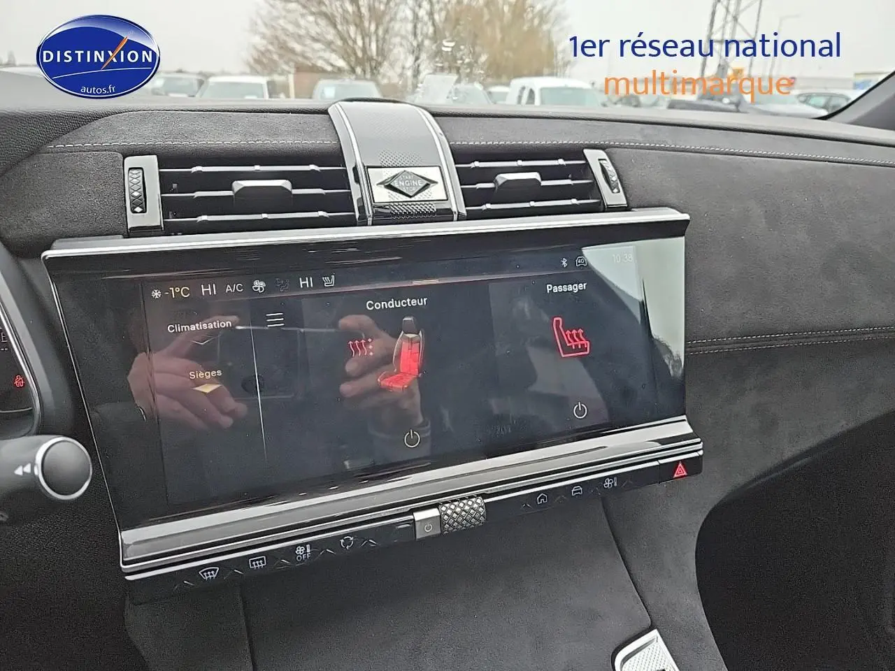 Écran tactile central avec commandes de sièges chauffants dans l'habitacle du DS7 noir 2025 vue de face