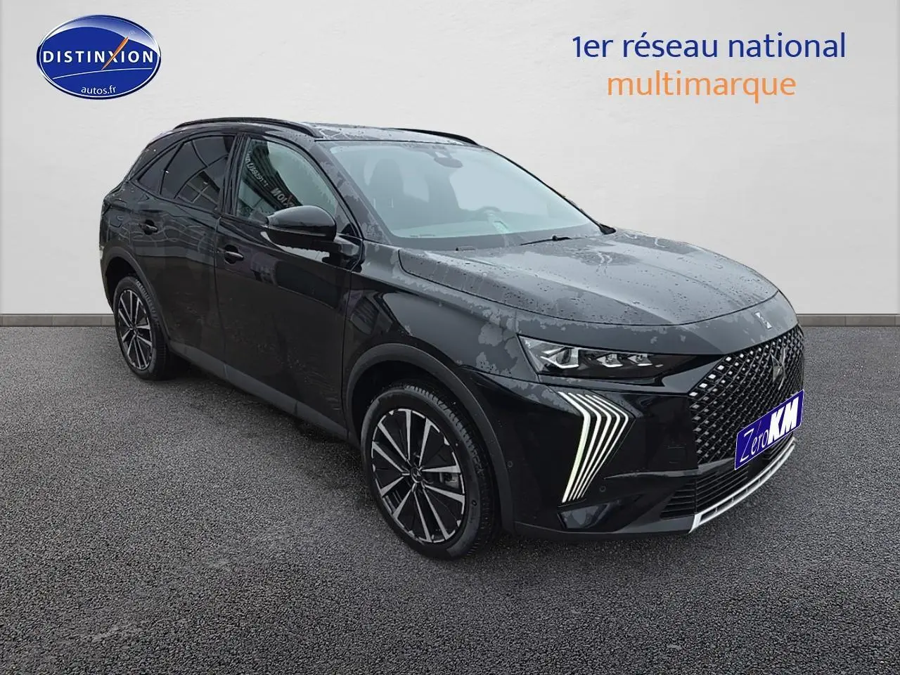DS7 1.5 BlueHDi 130 Pallas noir en 3/4 avant droit, avec calandre distinctive et feux LED en forme de flèche.