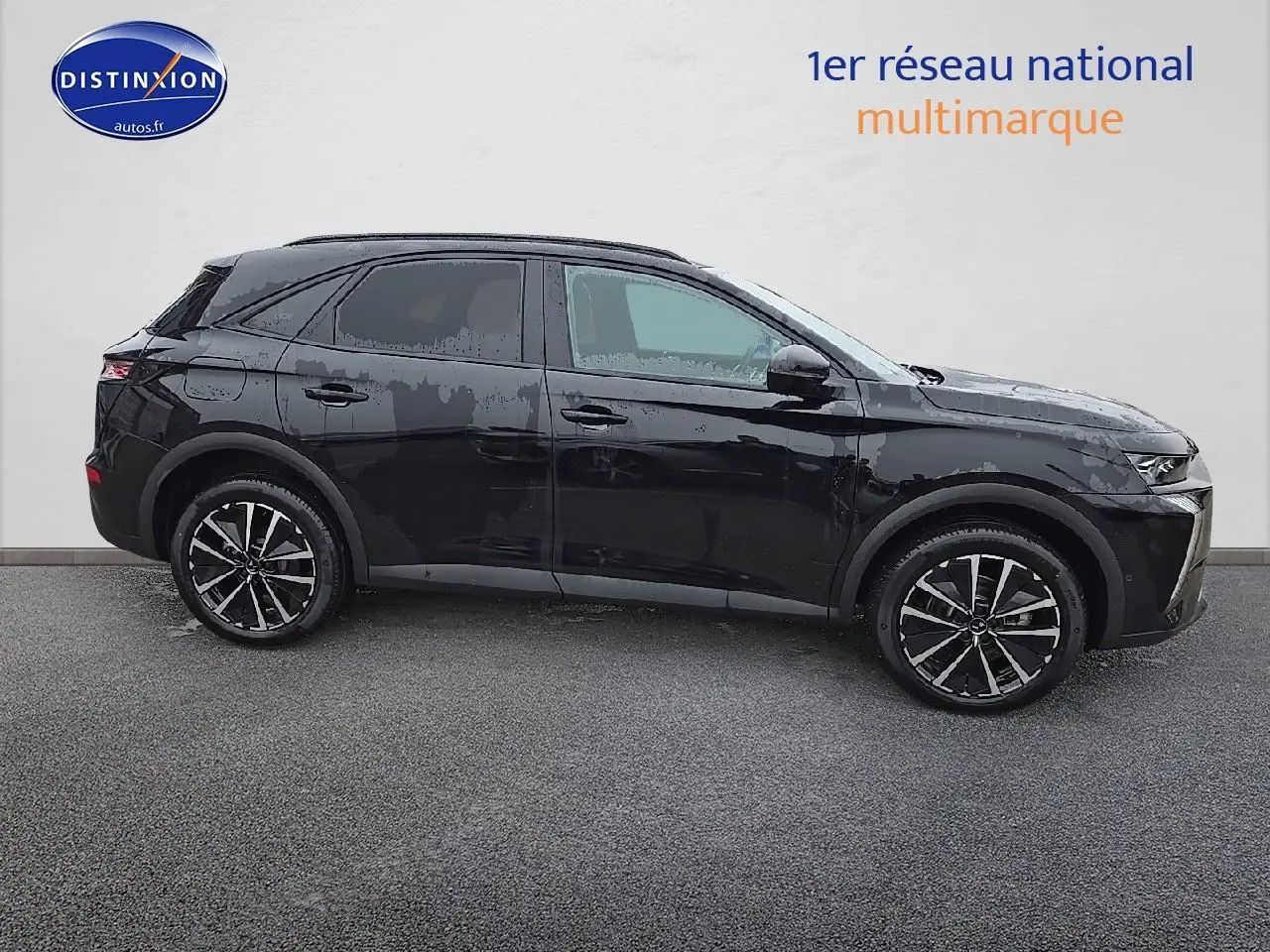 DS7 1.5 BlueHDi 130 Pallas noir vu de profil côté gauche avec jantes alliage et vitres surteintées