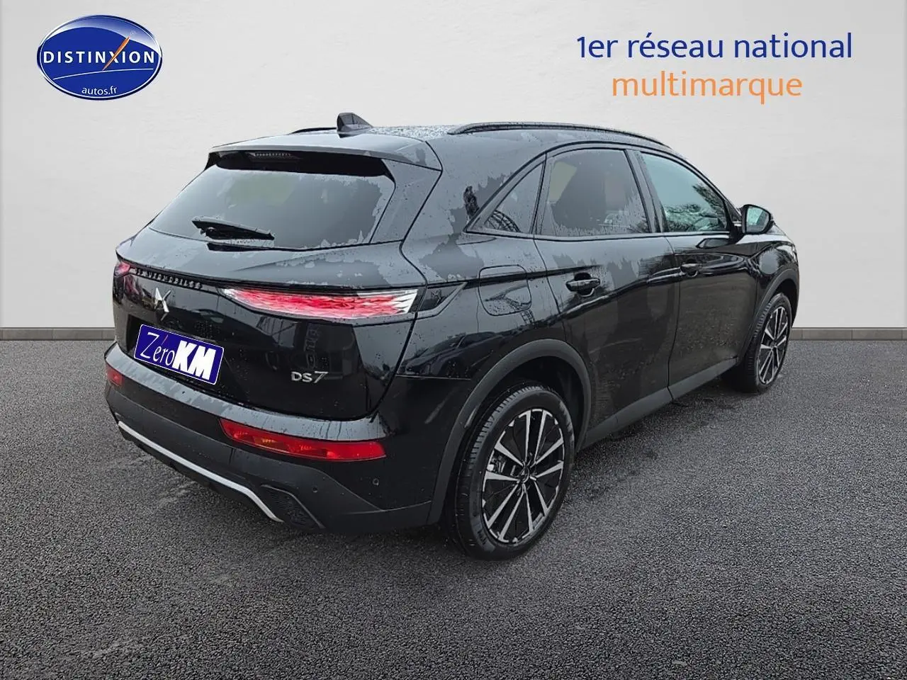 Vue 3/4 arrière droite d'un DS7 noir brillant avec jantes alliage et feux arrière LED étirés.