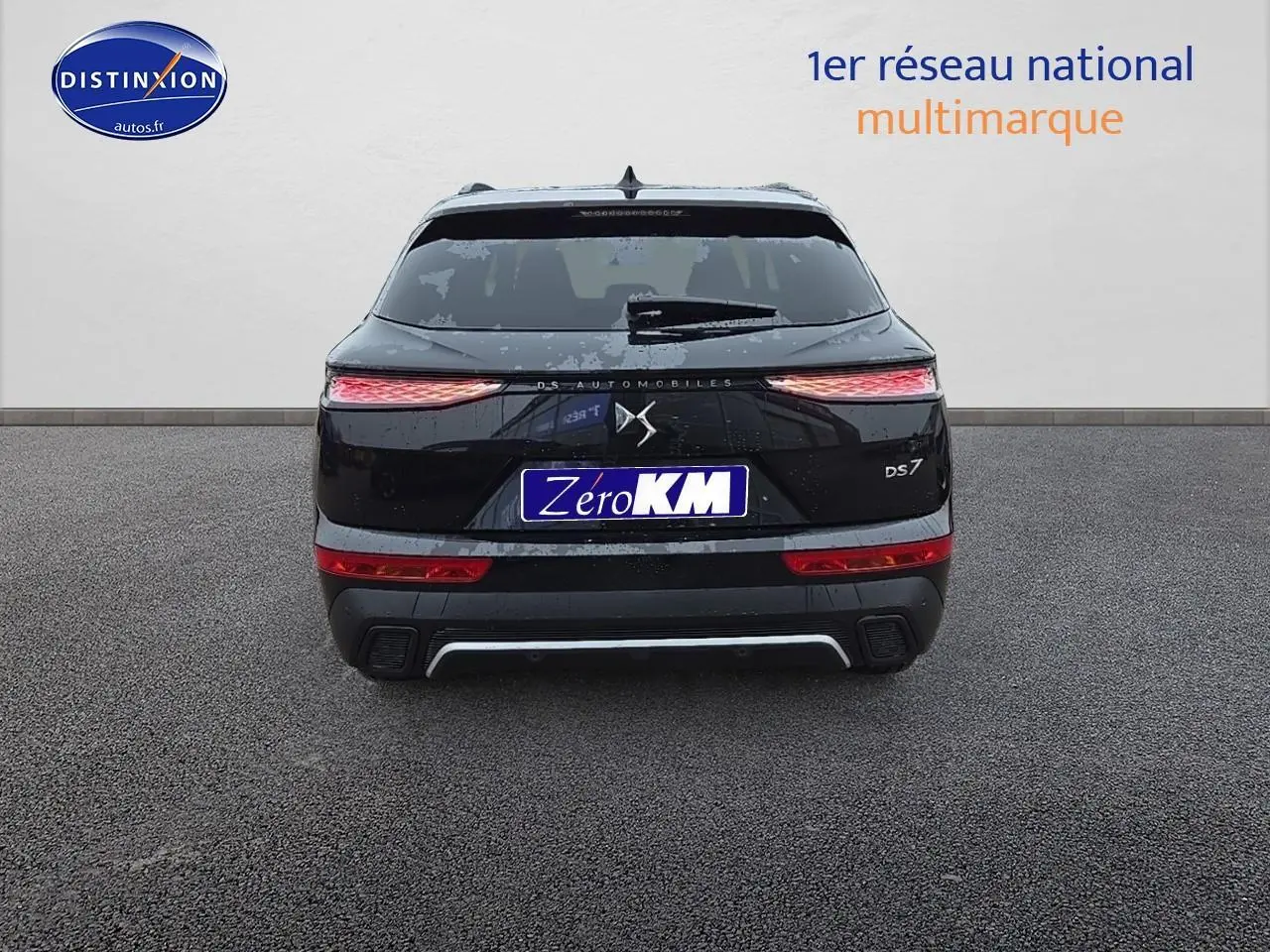 Vue arrière d'un DS7 noir 2025 avec feux LED effilés et double sortie d'échappement intégrée au pare-chocs.