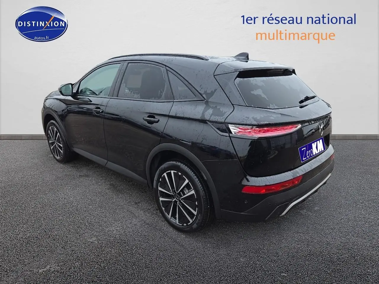 DS7 1.5 BlueHDi 130 Pallas noir vu en 3/4 arrière droit avec feux LED et jantes alliage distinctives