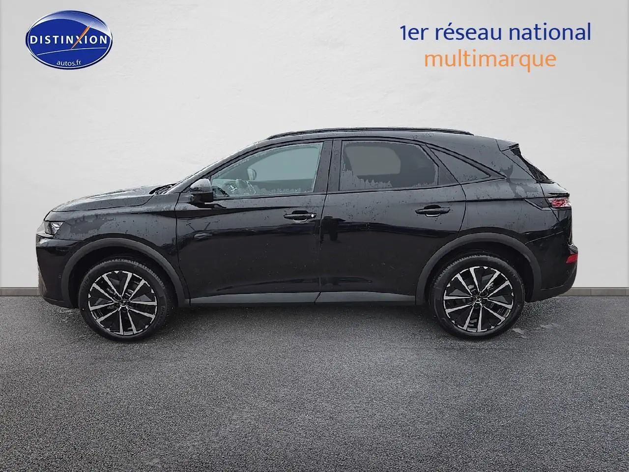 Profil côté gauche du SUV noir DS7 1.5 BlueHDi 130 Pallas 2025 avec jantes alliage et vitres surteintées.