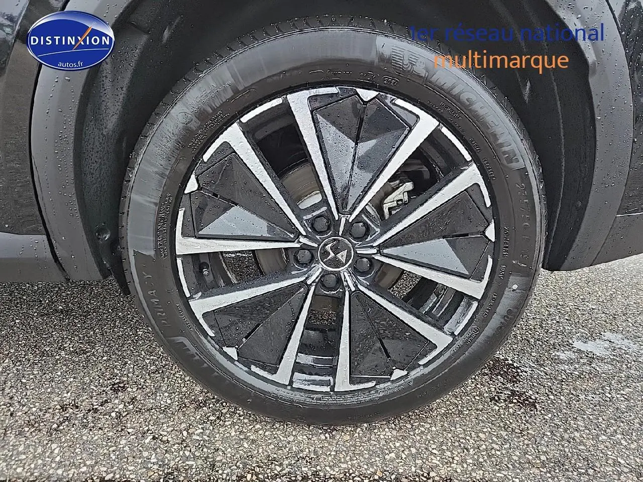 Gros plan sur la jante alu noire et argentée du côté gauche d'un DS7 noir 1.5 BlueHDi 130 Pallas 2025.