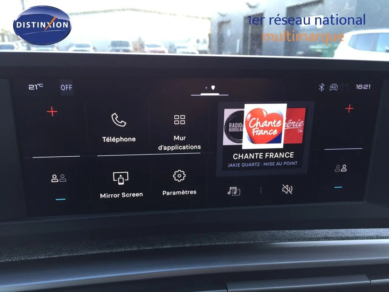 Écran tactile central du tableau de bord du Peugeot 5008 Hybrid 2025 affichant les options multimédia et téléphone.