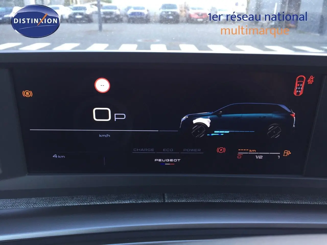 Affichage numérique du tableau de bord du Peugeot 5008 hybride, montrant la silhouette latérale droite du véhicule en bleu.