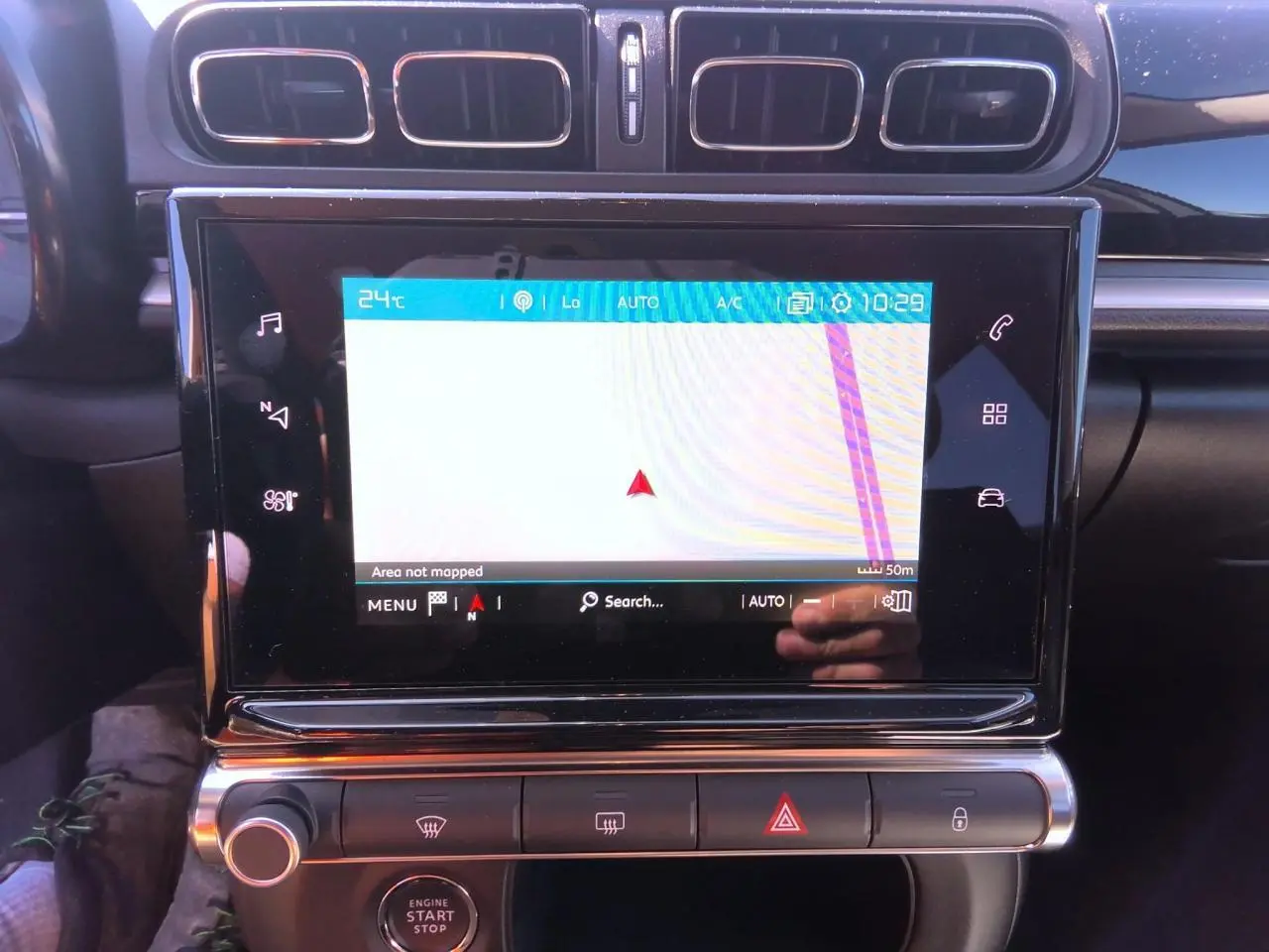 Vue rapprochée de l’écran tactile central noir brillant du tableau de bord de la Citroën C3 2024.