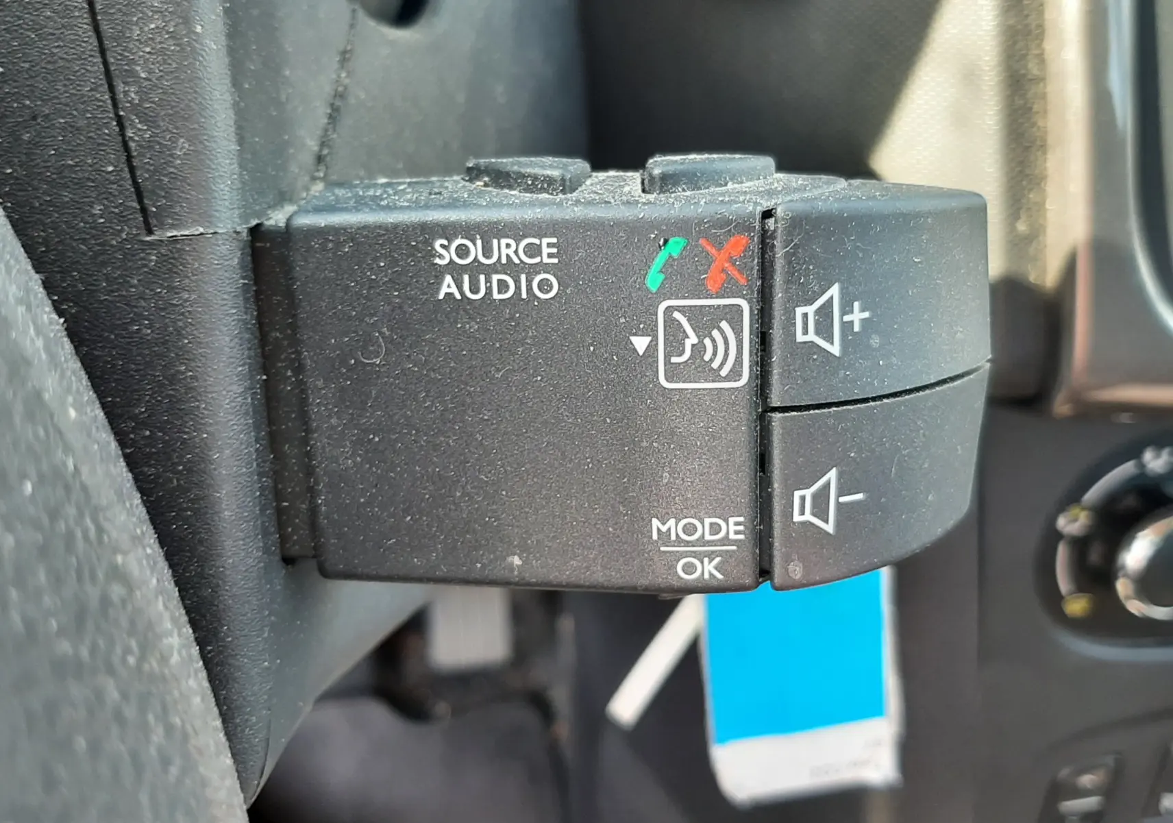 Commande audio au volant côté gauche de la Dacia Sandero Stepway gris platine, avec boutons de volume et appel.