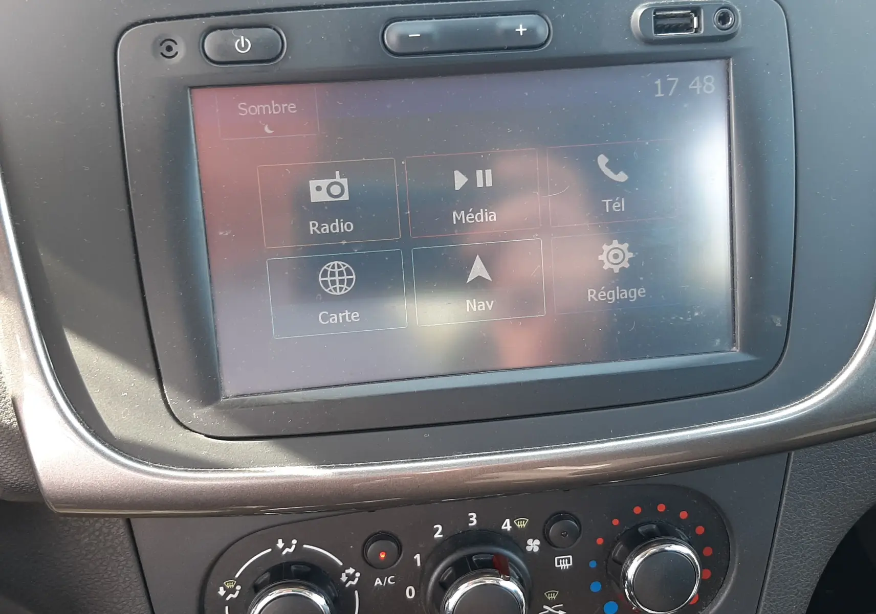 Écran tactile multimédia et commandes de climatisation dans l’habitacle d’une Dacia Sandero Stepway 2016.