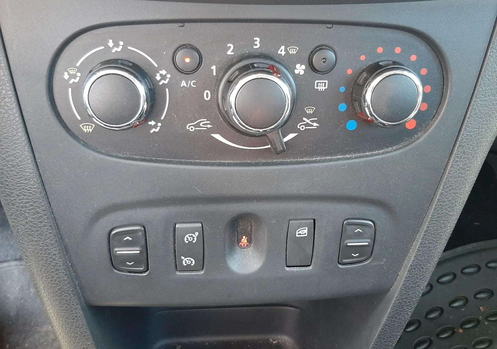 Panneau de commande de climatisation et réglages du tableau de bord d'une Dacia Sandero Stepway TCe 90 Prestige, vue de face.