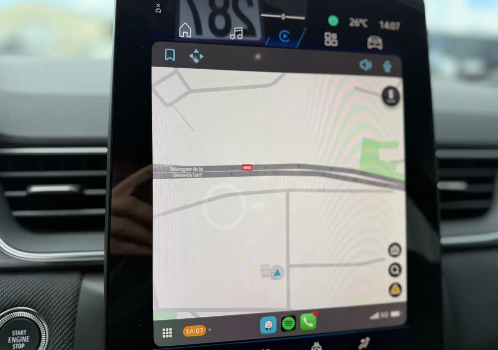 Gros plan sur l’écran tactile central du Renault Symbioz gris cassiopée, affichant la navigation et commandes climatisation.