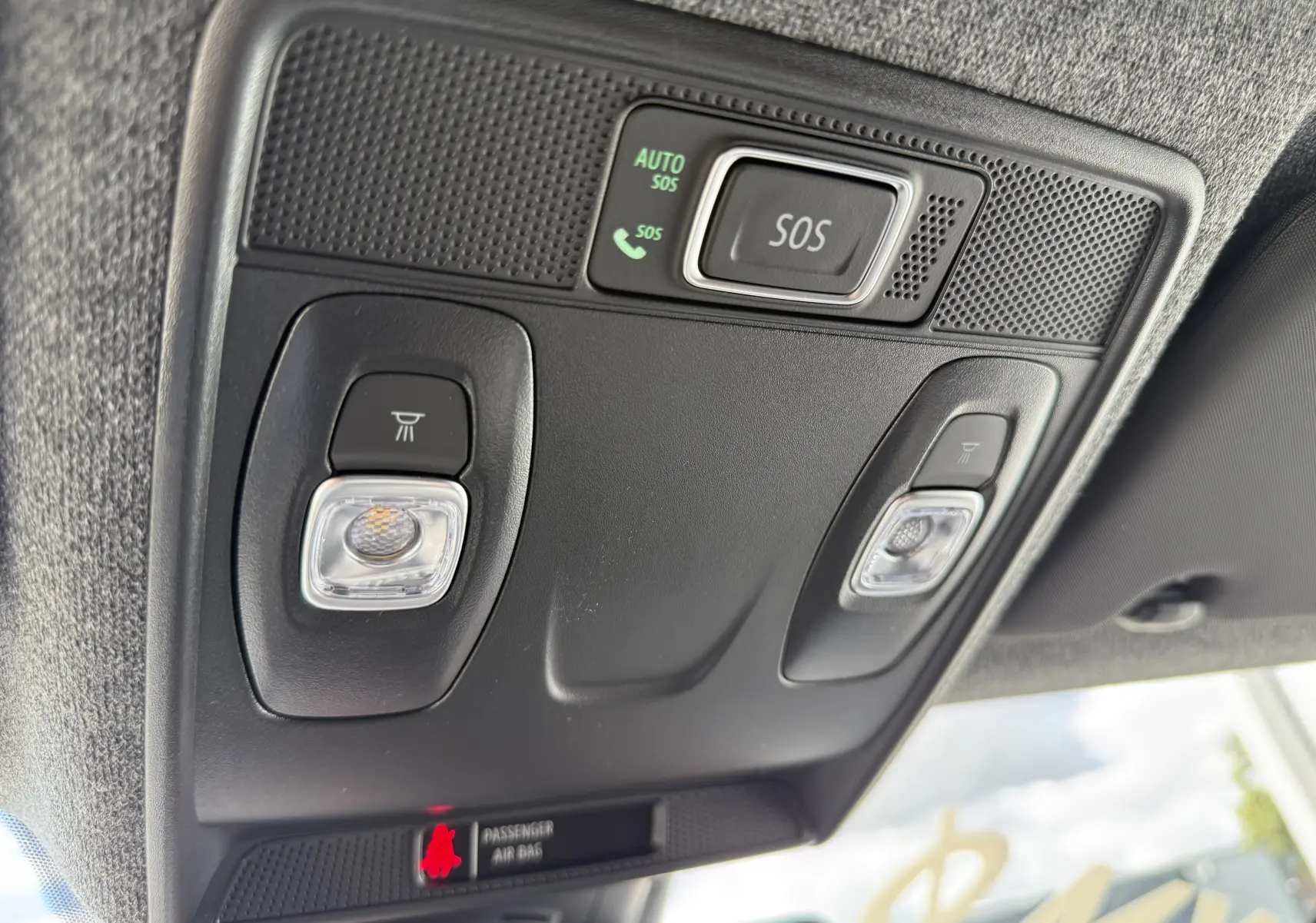 Vue en gros plan du plafonnier noir avec boutons d’éclairage et alerte SOS du Renault Symbioz gris Cassiopée métal.
