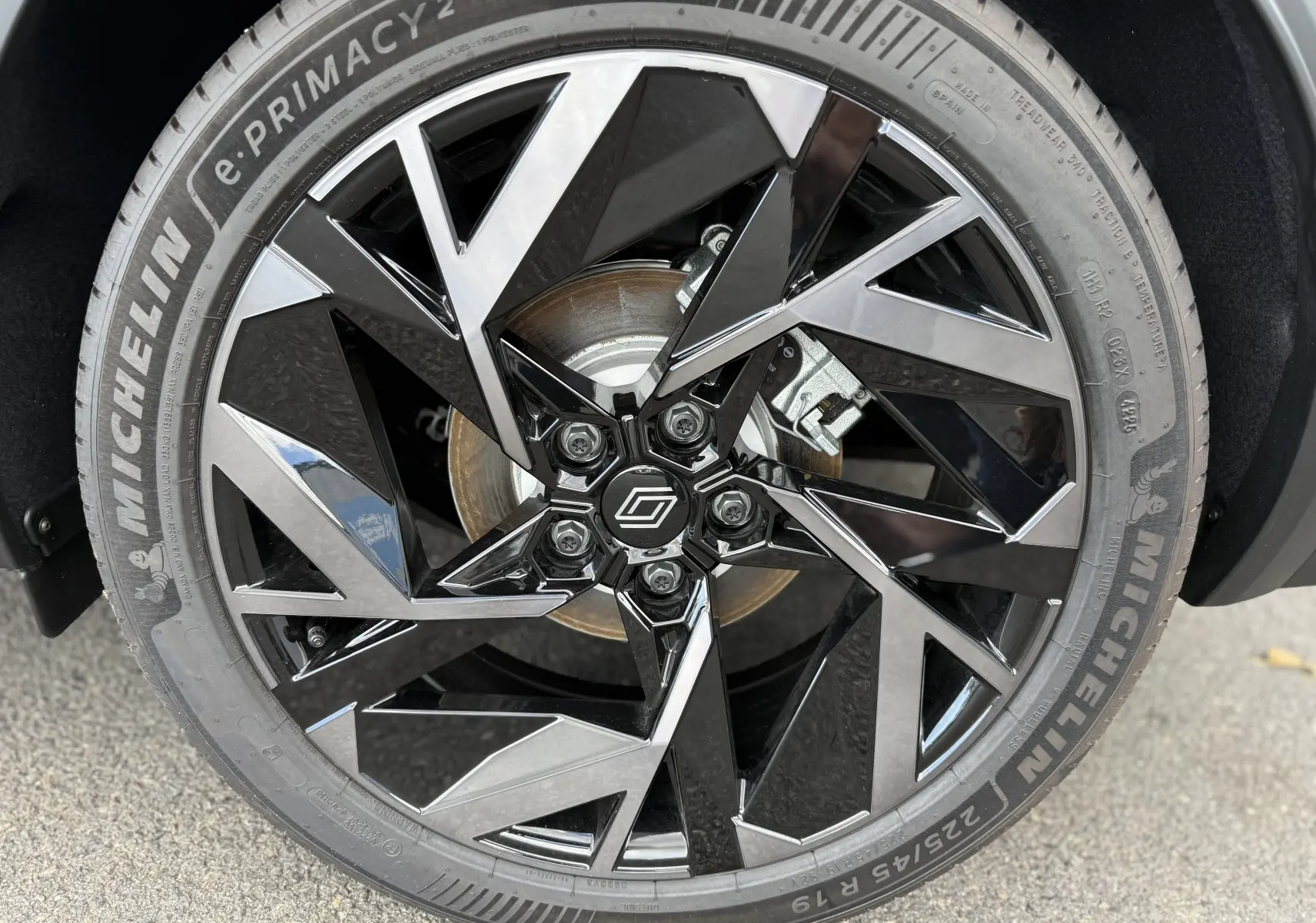 Gros plan sur la jante noire et argentée au design géométrique du Renault Symbioz Esprit Alpine 2026, avec pneu Michelin.
