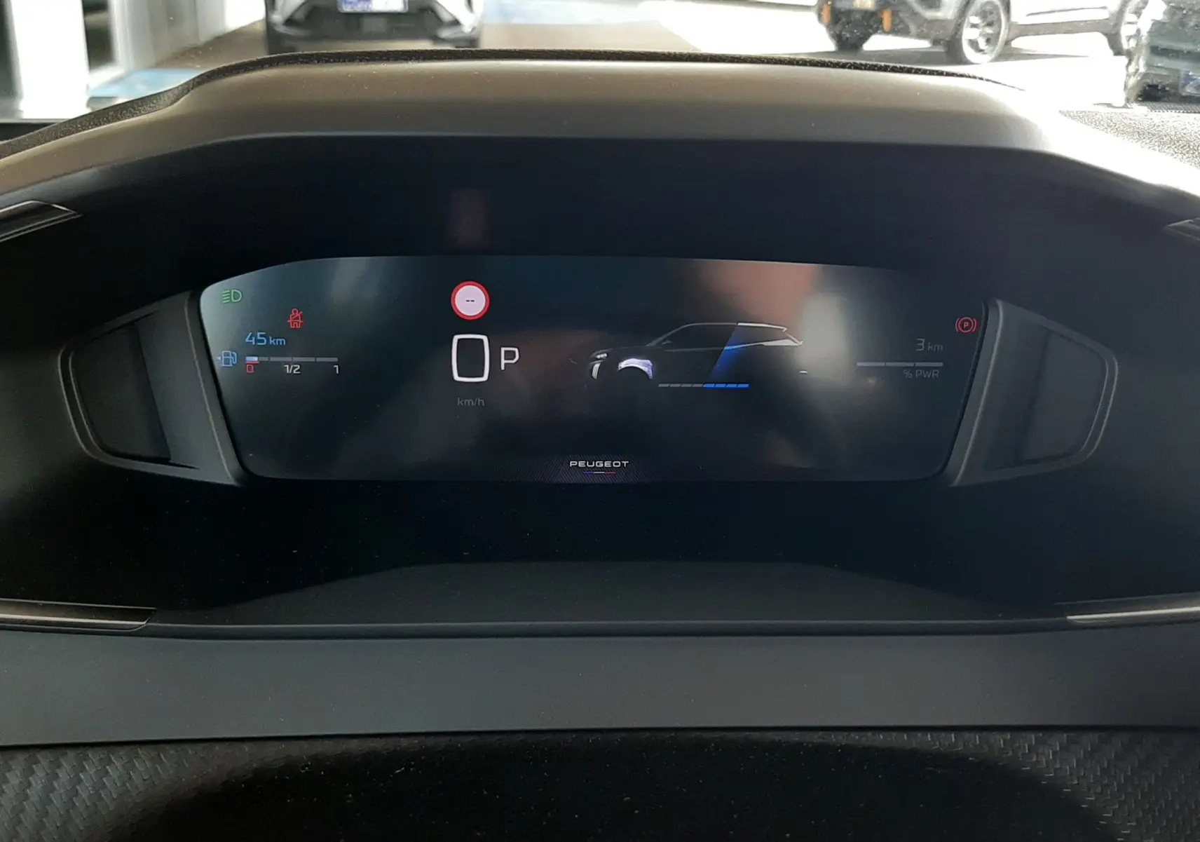 Vue intérieure du tableau de bord numérique du Peugeot 2008 gris Artense, affichant l'état hybride et la vitesse à 0 km/h.